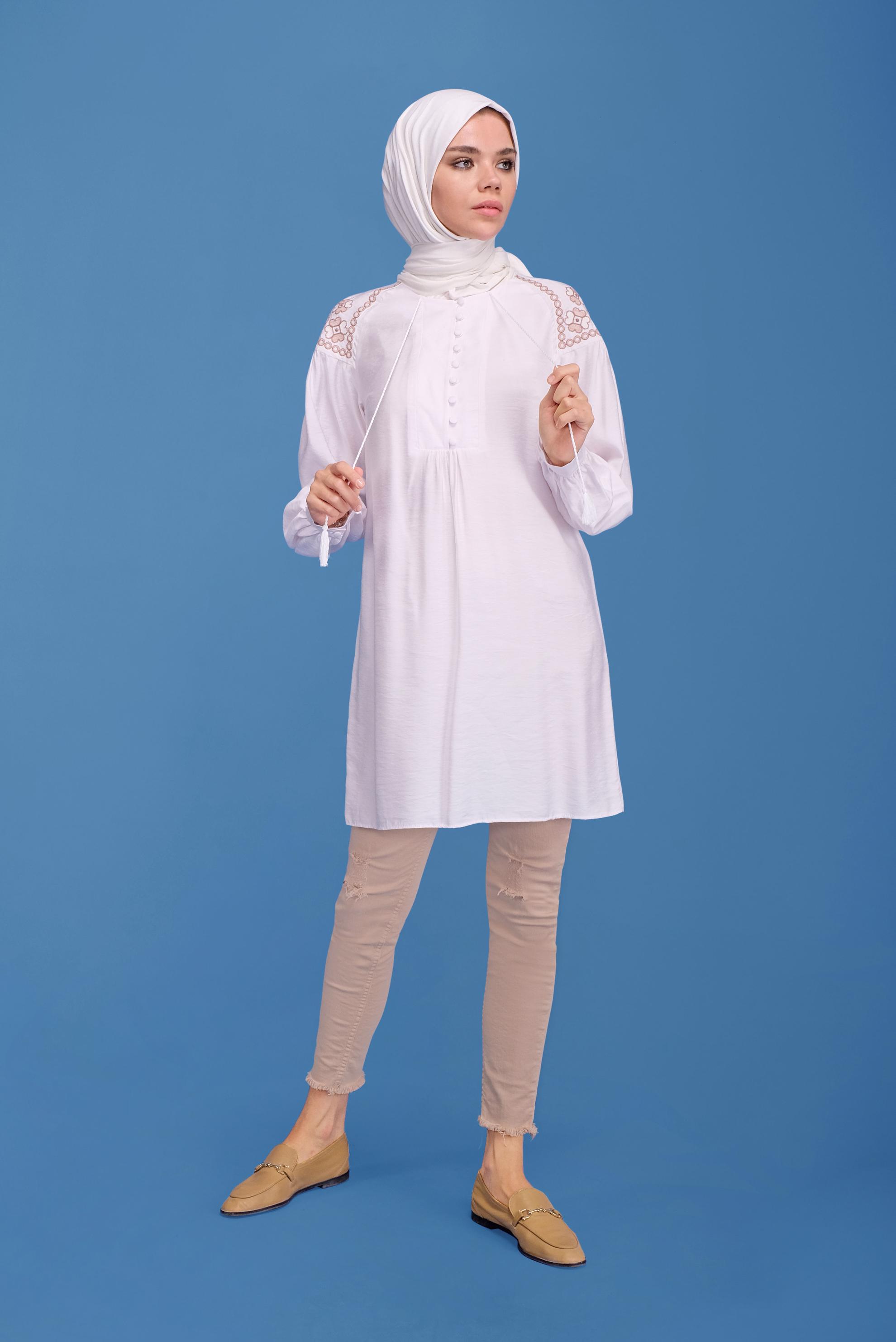 Tesettür giyim BEYAZ NAKIŞLI DÜĞMELİ TUNİK 41615