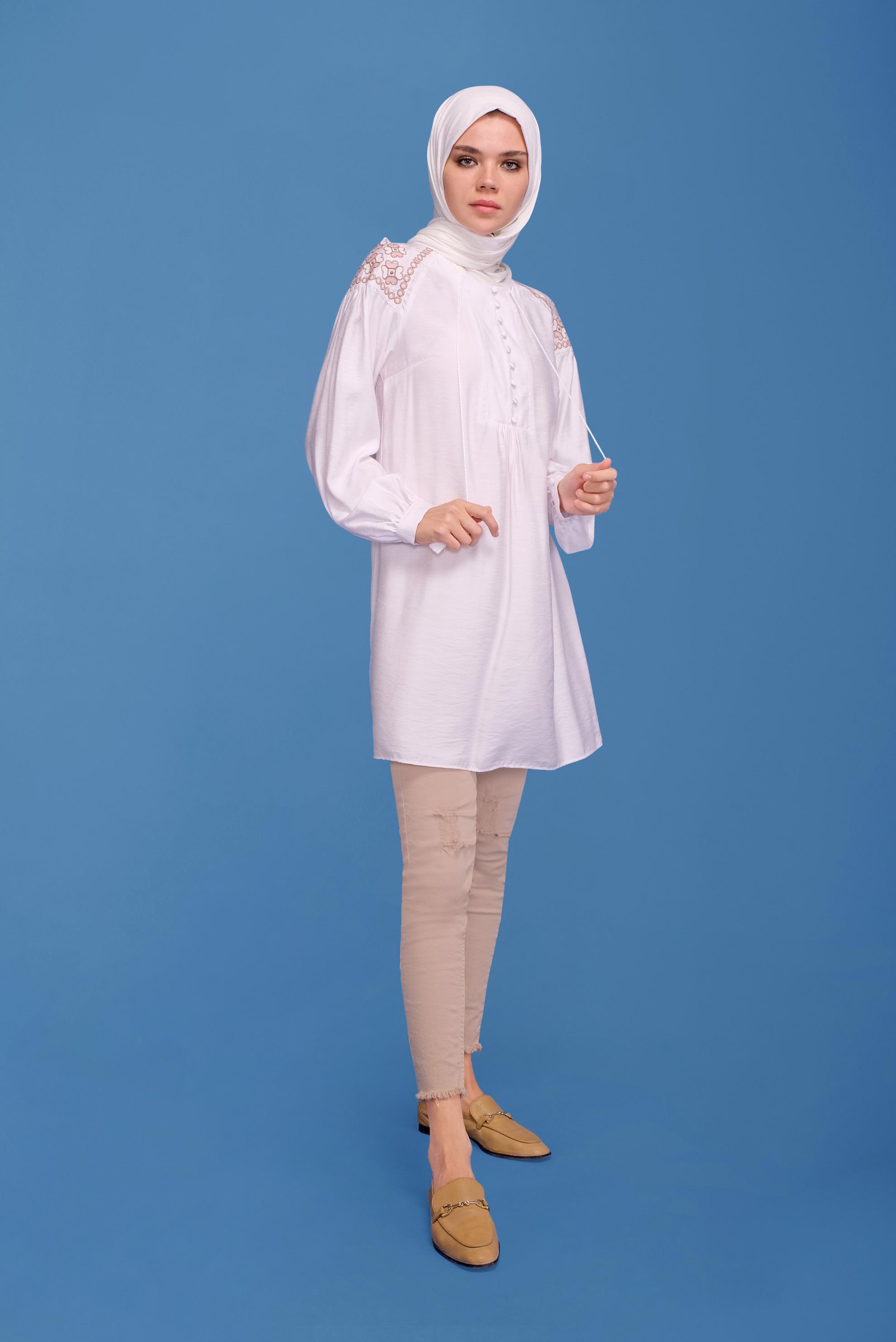 Tesettür giyim BEYAZ NAKIŞLI DÜĞMELİ TUNİK 41615