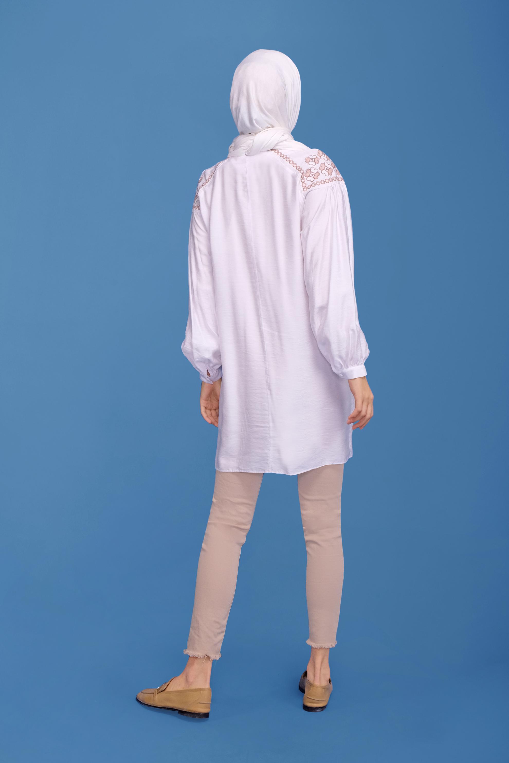 Tesettür giyim BEYAZ NAKIŞLI DÜĞMELİ TUNİK 41615