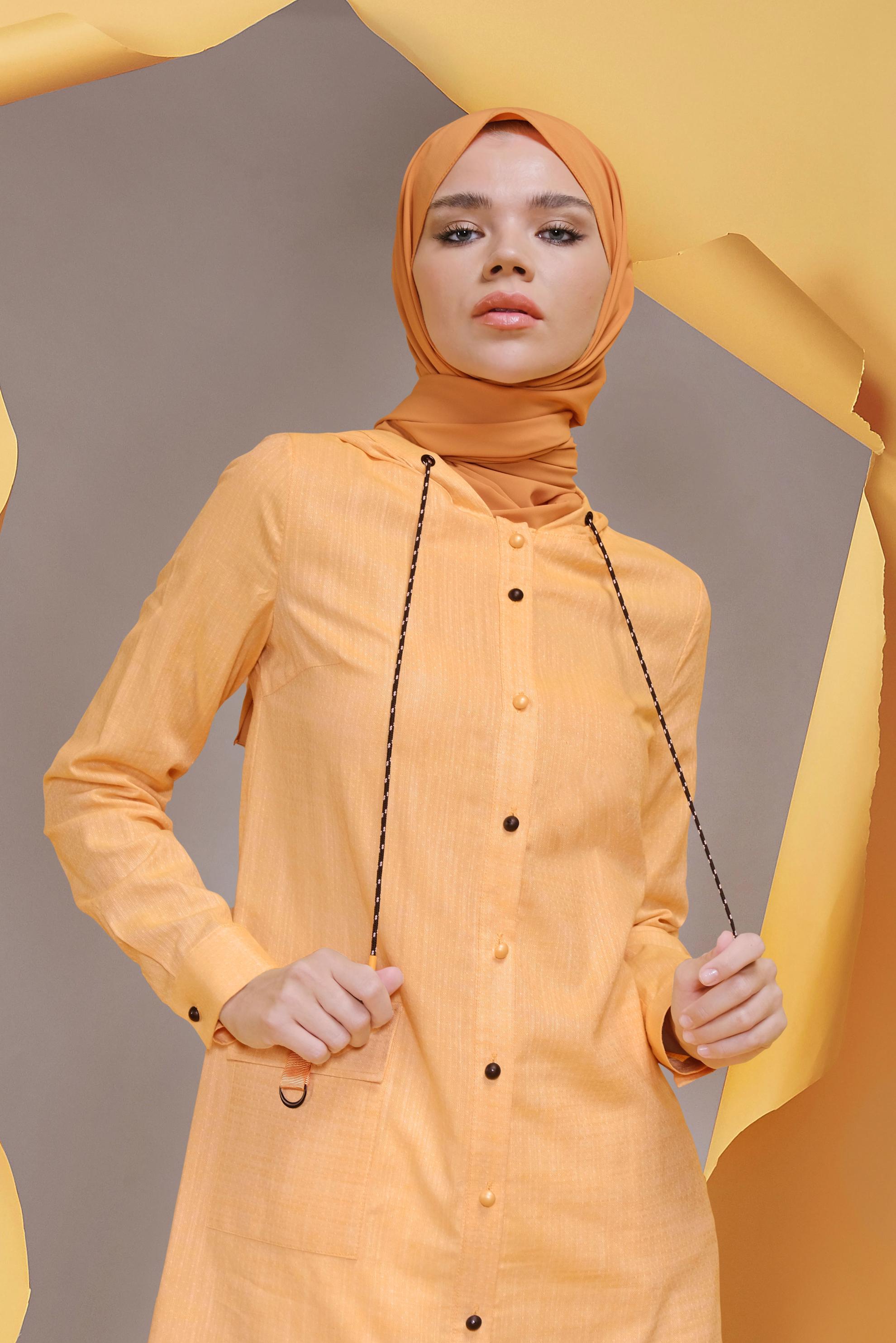 Tesettür giyim SARI ÖNDEN DÜĞMELİ KAPÜŞONLU TUNİK 41681