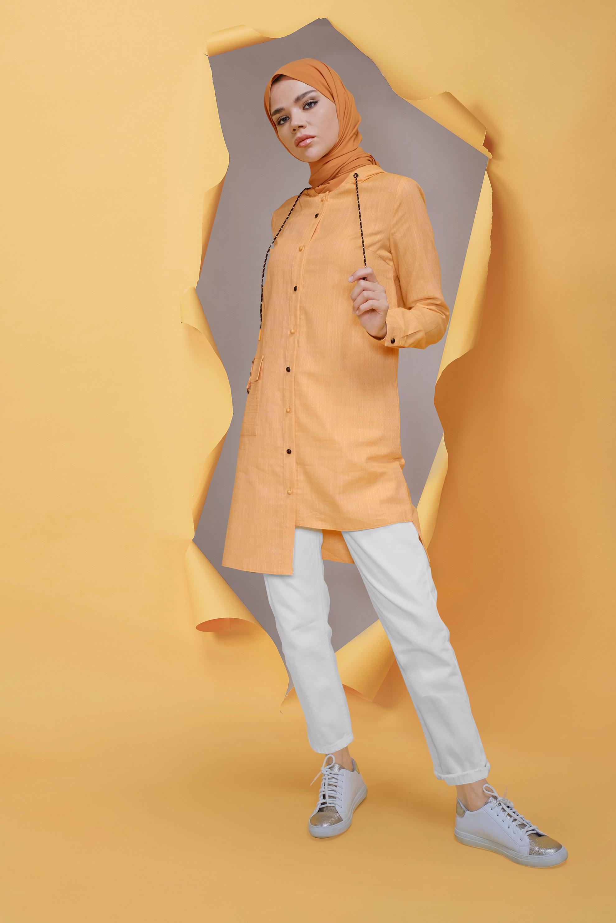 Tesettür giyim SARI ÖNDEN DÜĞMELİ KAPÜŞONLU TUNİK 41681