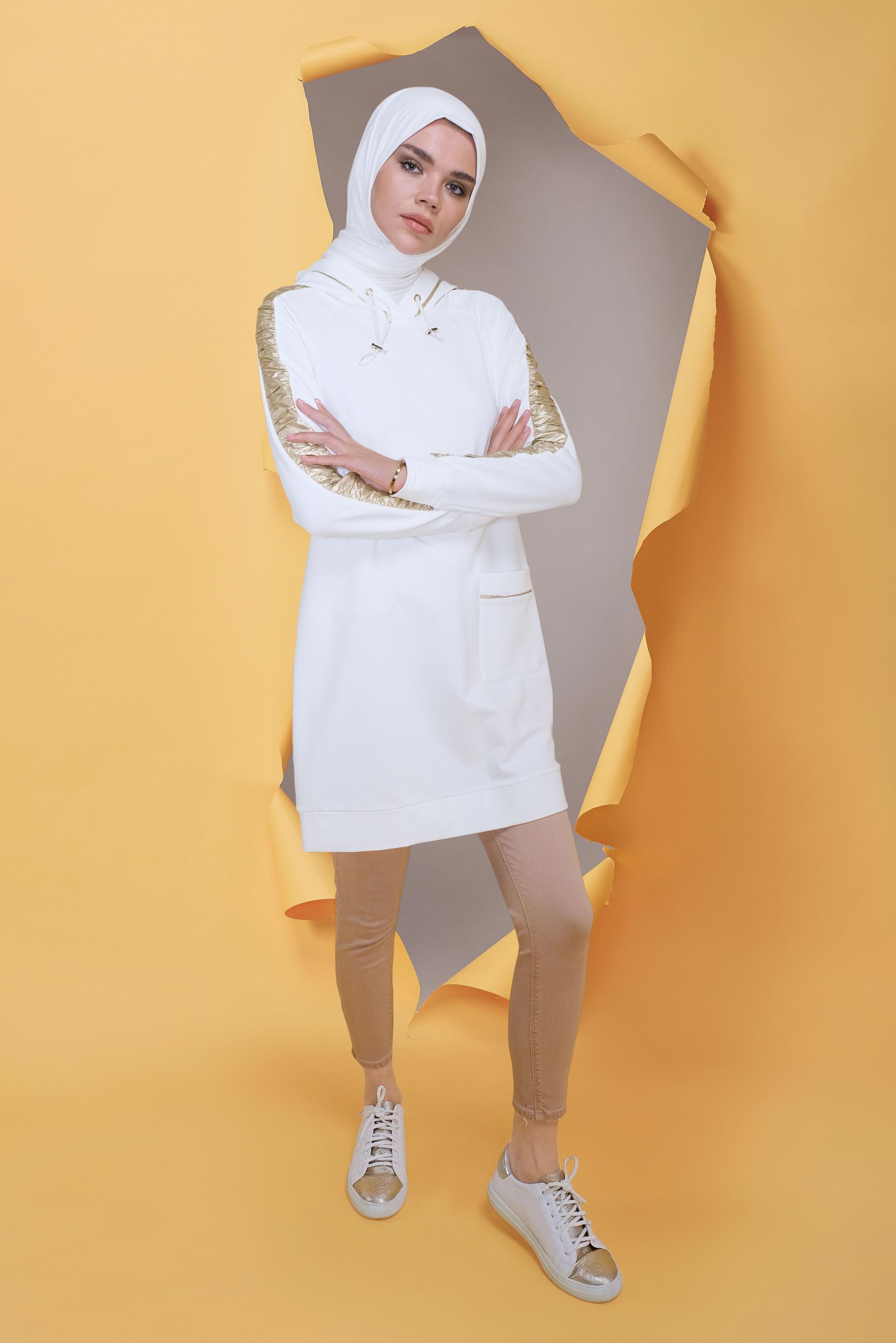 Tesettür giyim BEYAZ YALDIZ BASKILI KAPÜŞONU BAĞCIKLI TUNİK 41692 