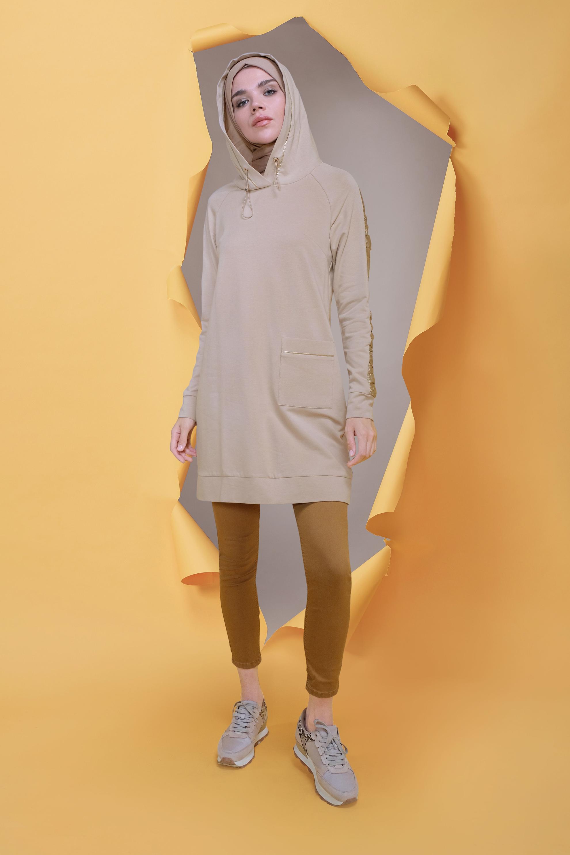 Tesettür giyim BEJ YALDIZ BASKILI KAPÜŞONU BAĞCIKLI TUNİK 41692 