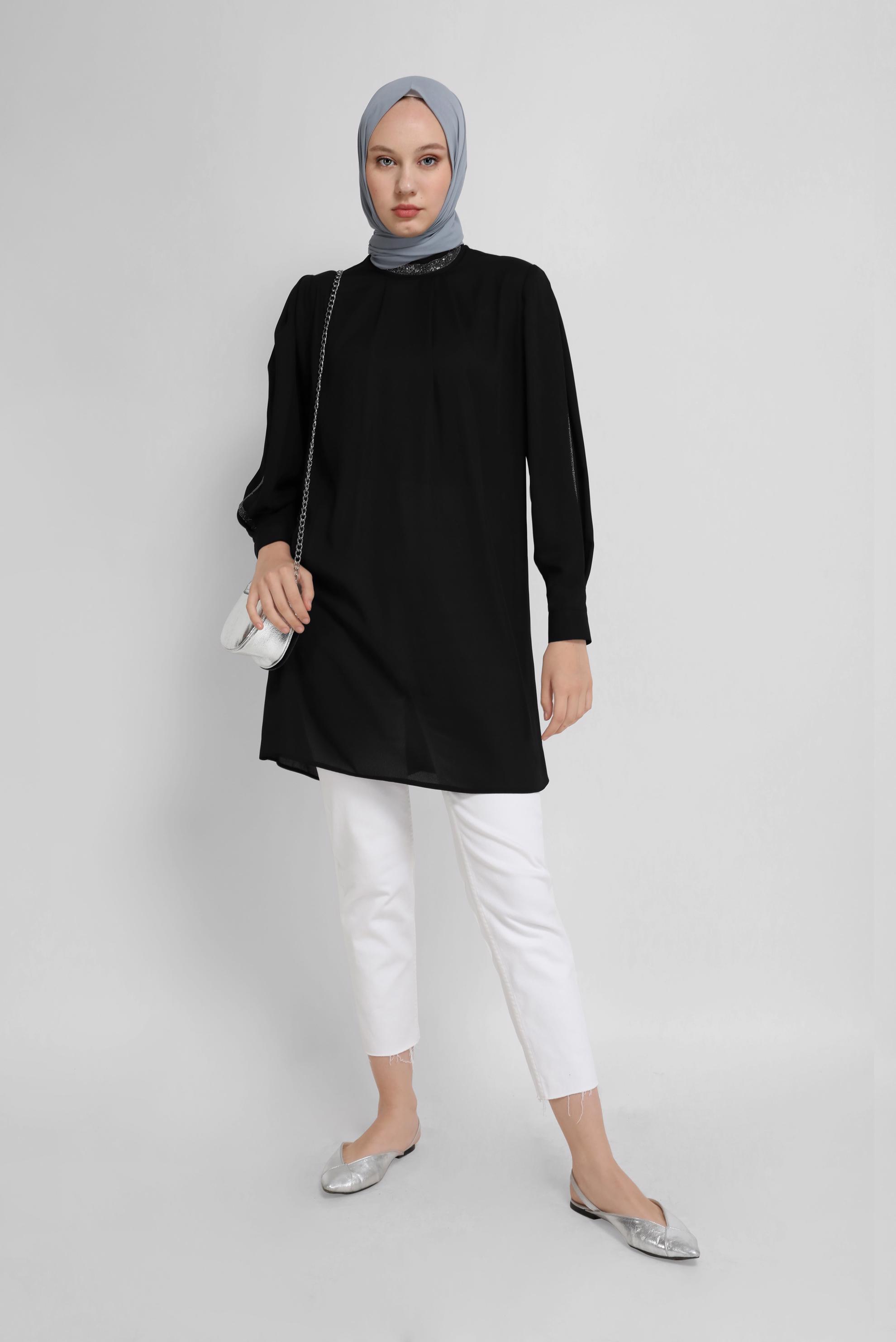 Tesettür giyim SİYAH YAKASI VE KOLLARI TAŞ BASKILI TUNİK 41741