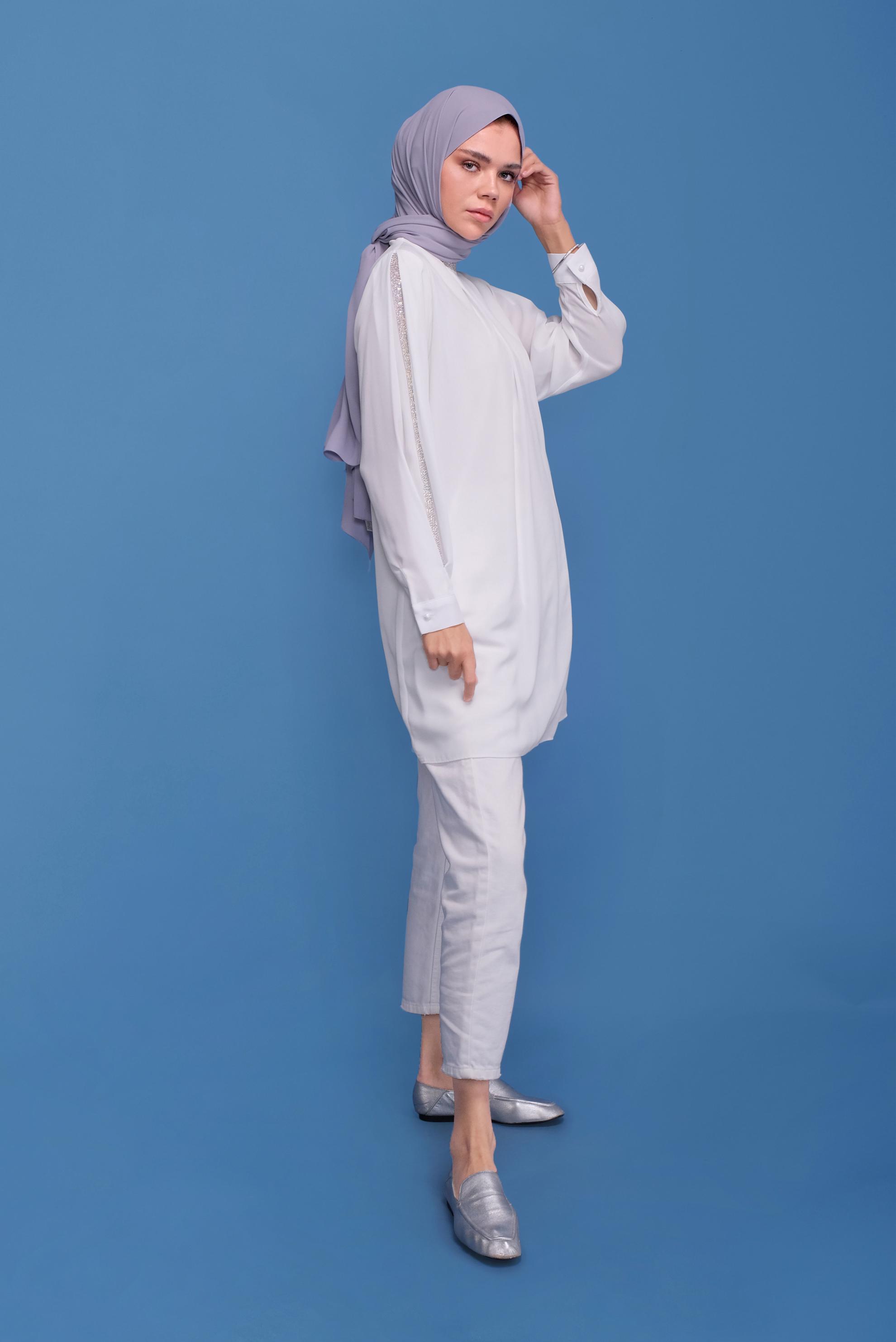 Tesettür giyim BEYAZ YAKASI VE KOLLARI TAŞ BASKILI TUNİK 41741