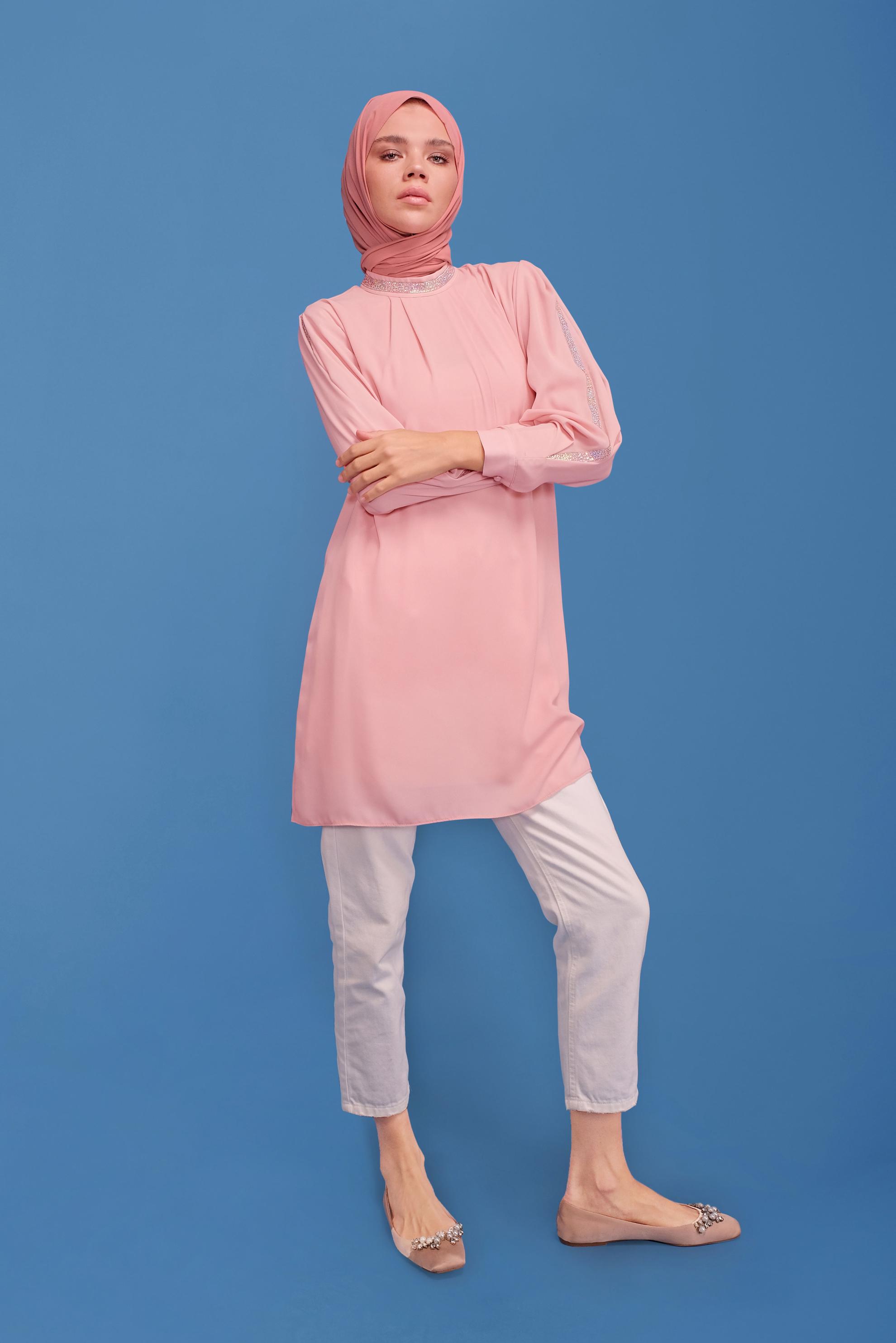 Tesettür giyim PUDRA YAKASI VE KOLLARI TAŞ BASKILI TUNİK 41741