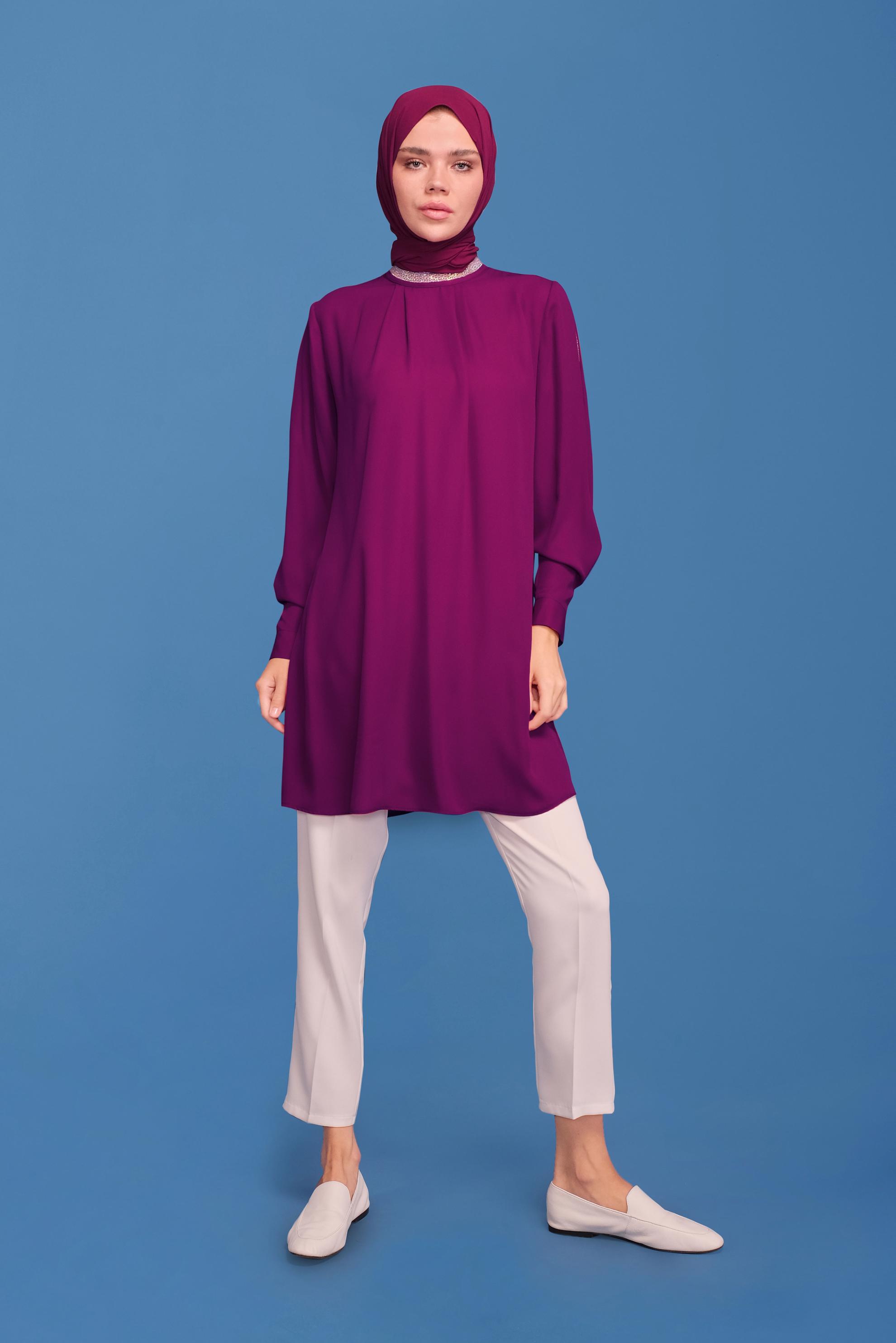 Tesettür giyim MOR YAKASI VE KOLLARI TAŞ BASKILI TUNİK 41741