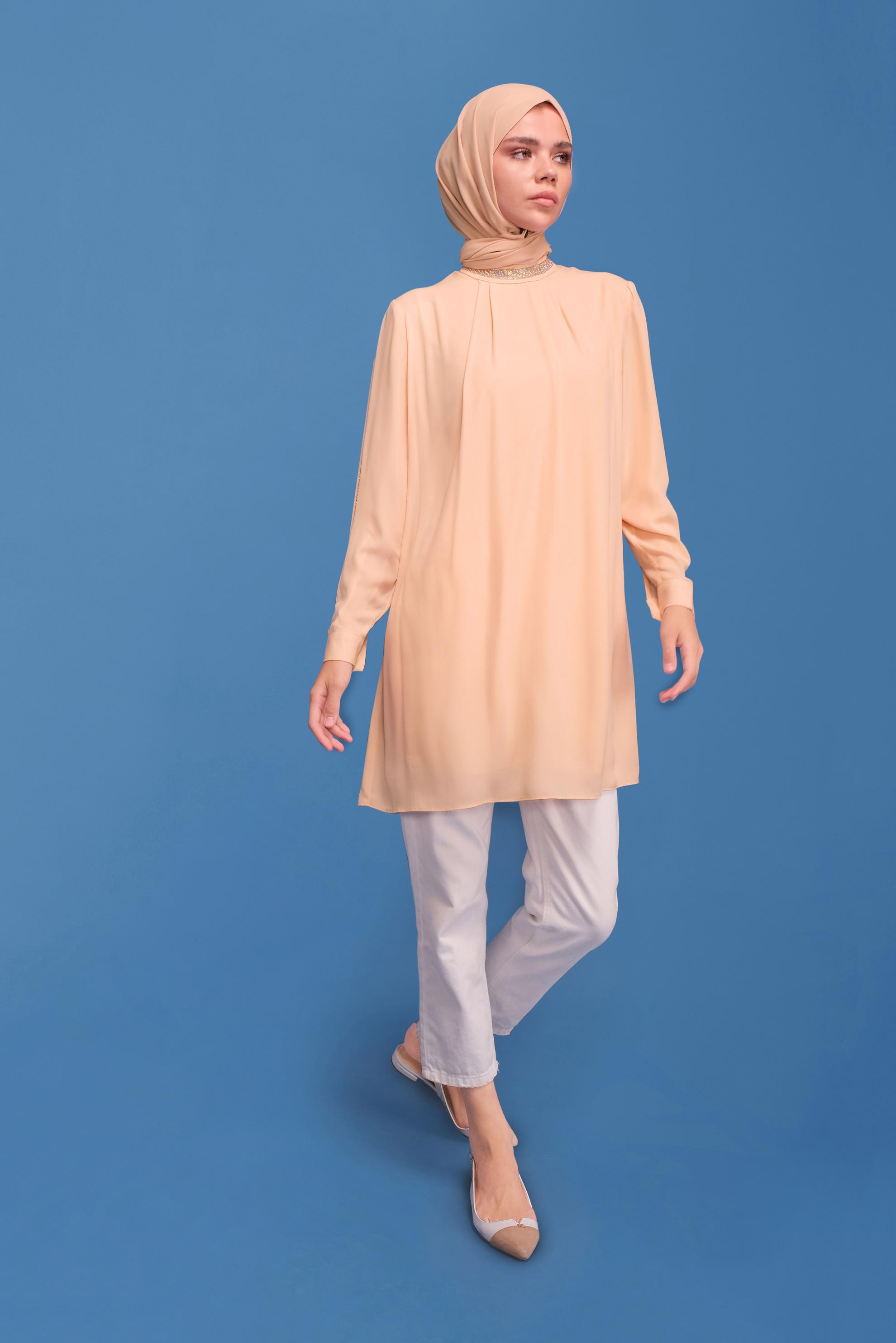 Tesettür giyim EKRU YAKASI VE KOLLARI TAŞ BASKILI TUNİK 41741