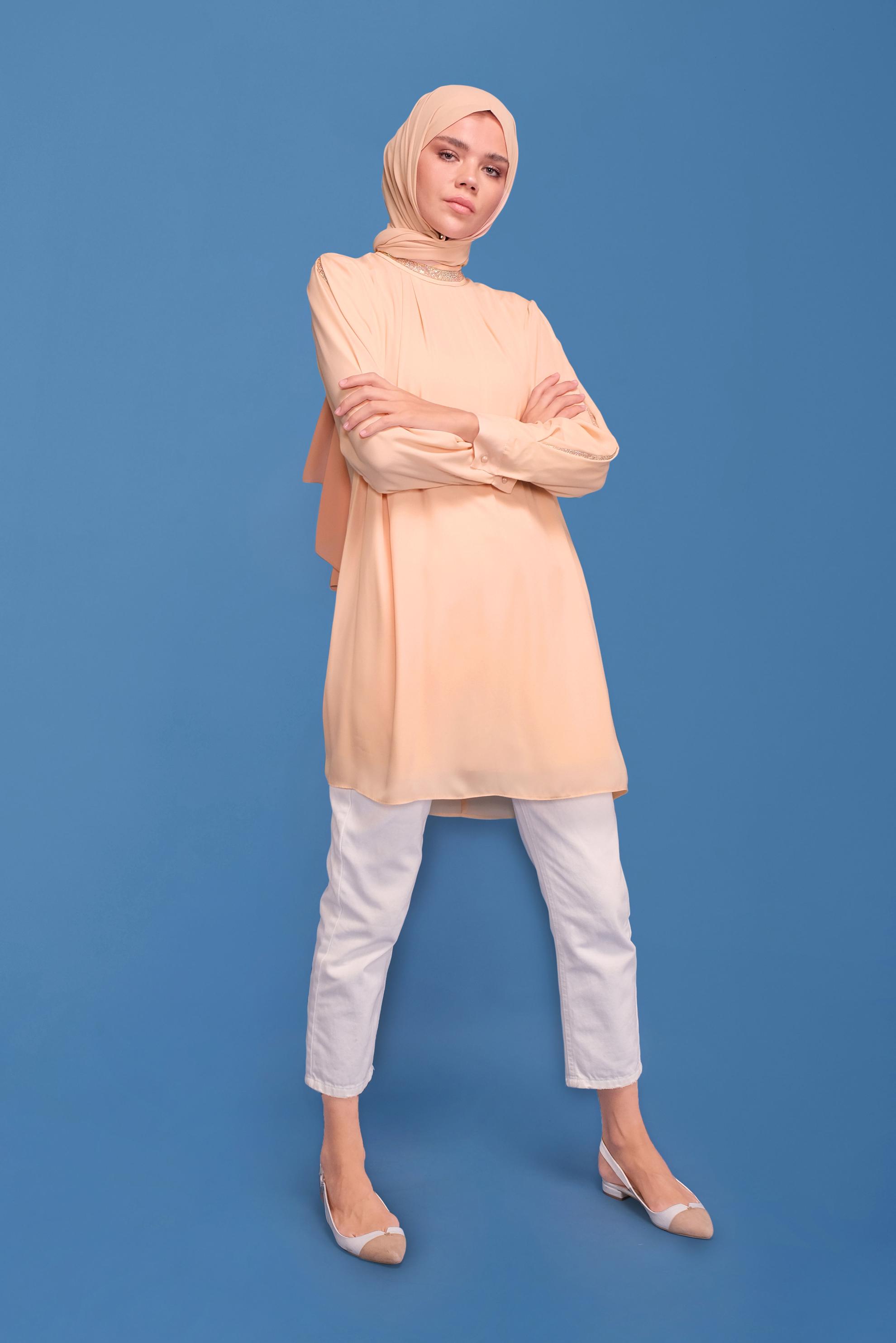 Tesettür giyim EKRU YAKASI VE KOLLARI TAŞ BASKILI TUNİK 41741