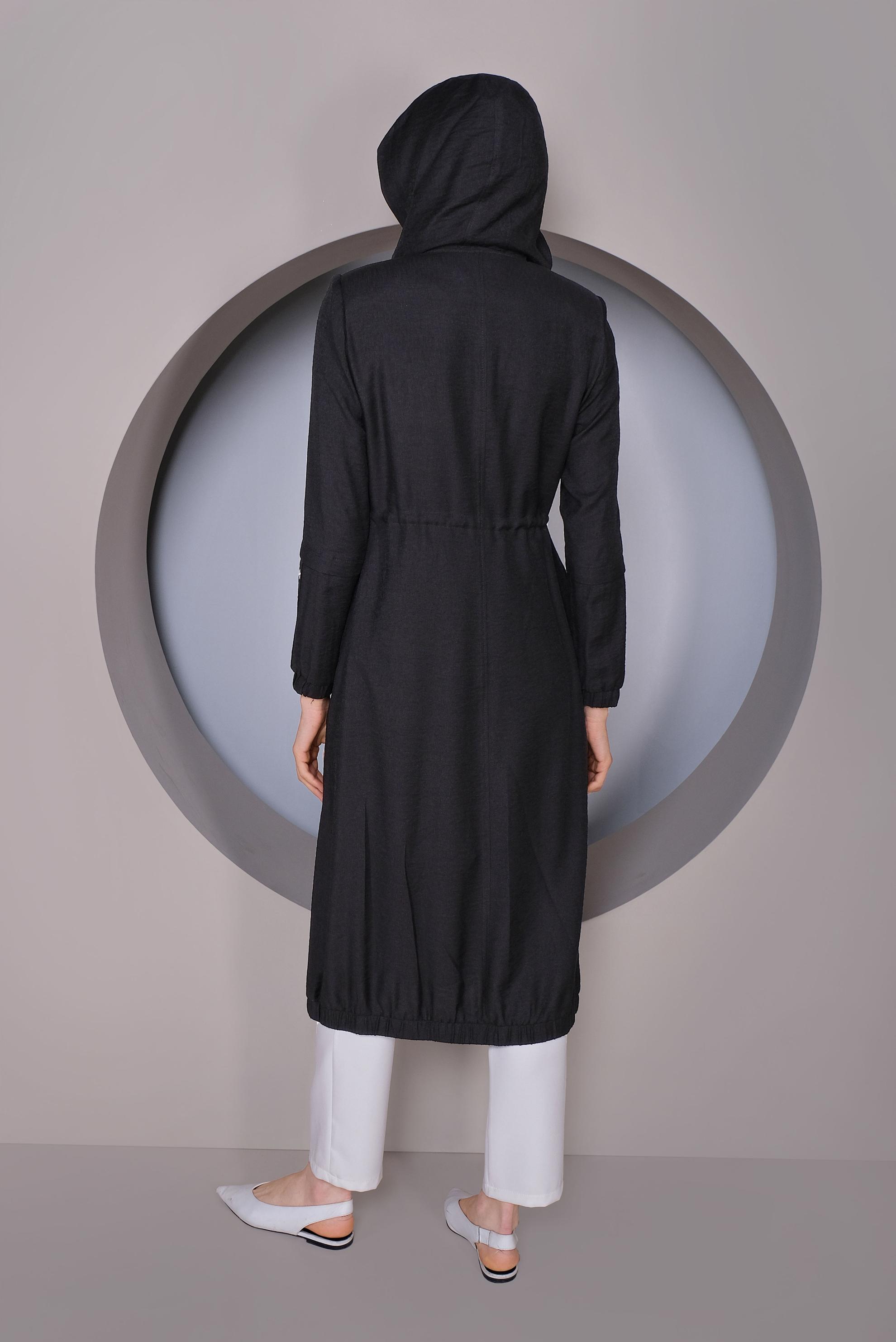 Tesettür giyim SİYAH KUŞGÖZÜ DETAYLI KAPÜŞONLU TRENÇKOT 10242