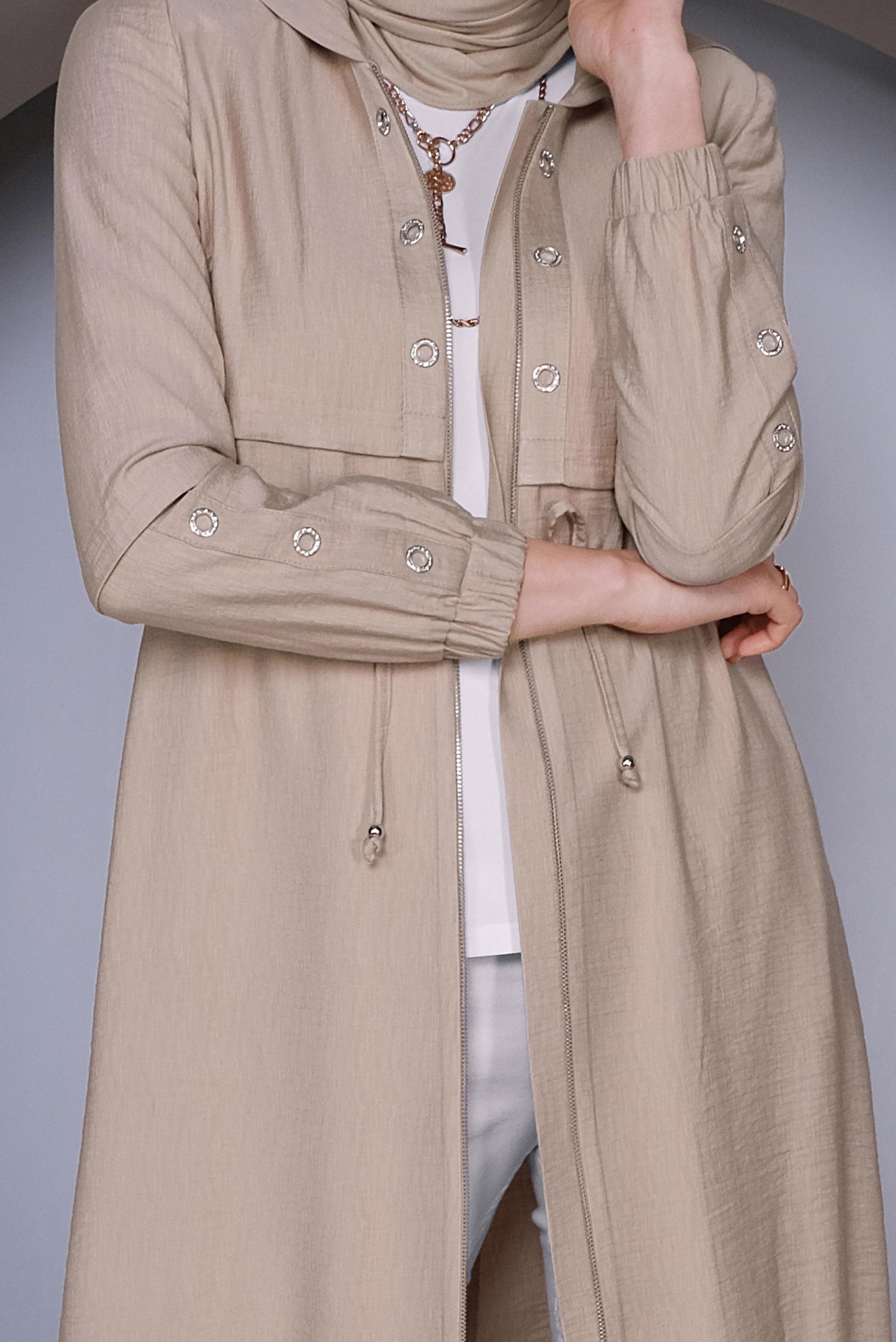 Tesettür giyim BEJ KUŞGÖZÜ DETAYLI KAPÜŞONLU TRENÇKOT 10242