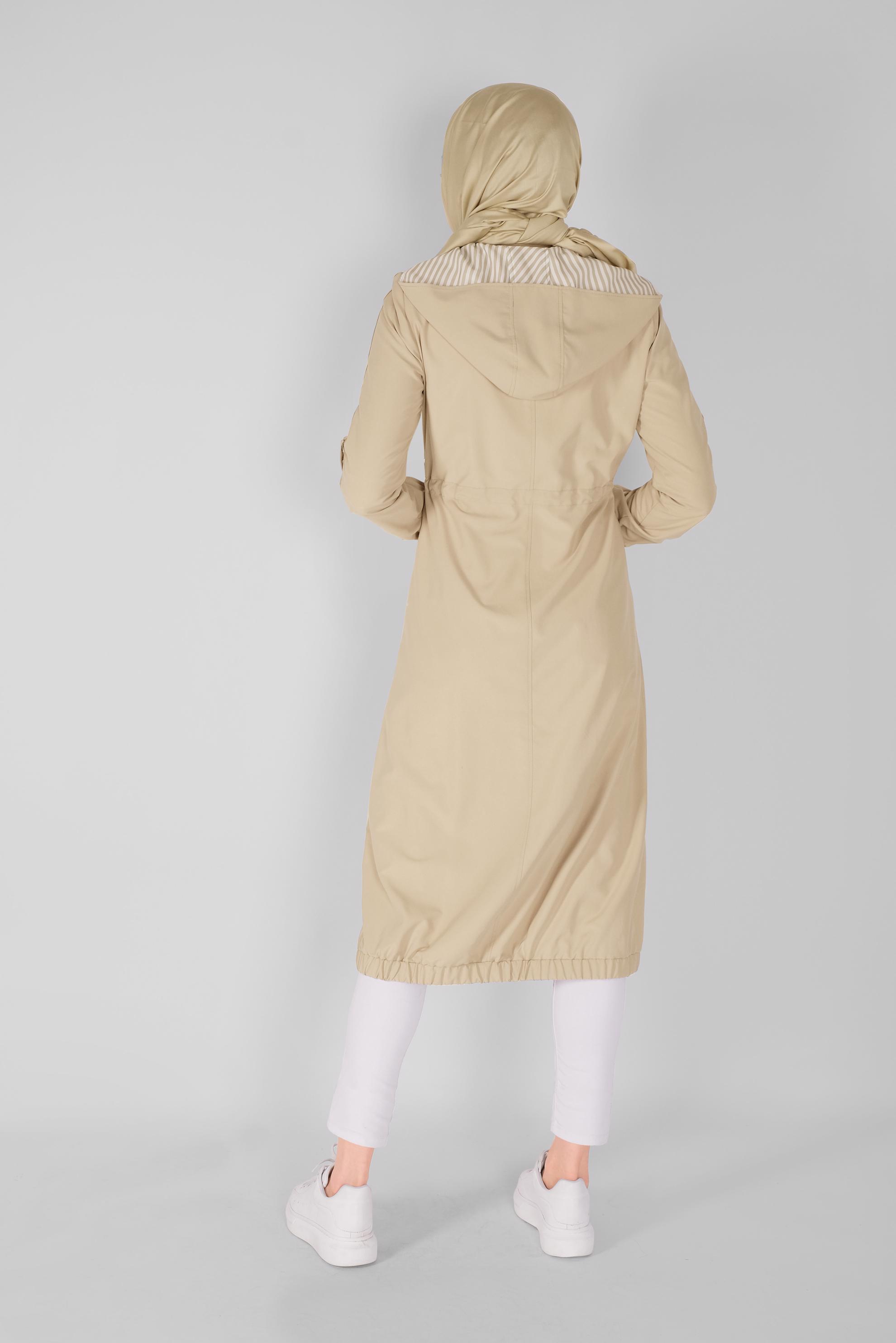 Tesettür giyim BEJ BELİ BAĞCIKLI KAPÜŞONU ÇİZGİ DETAYLI  TRENÇKOT  10258 