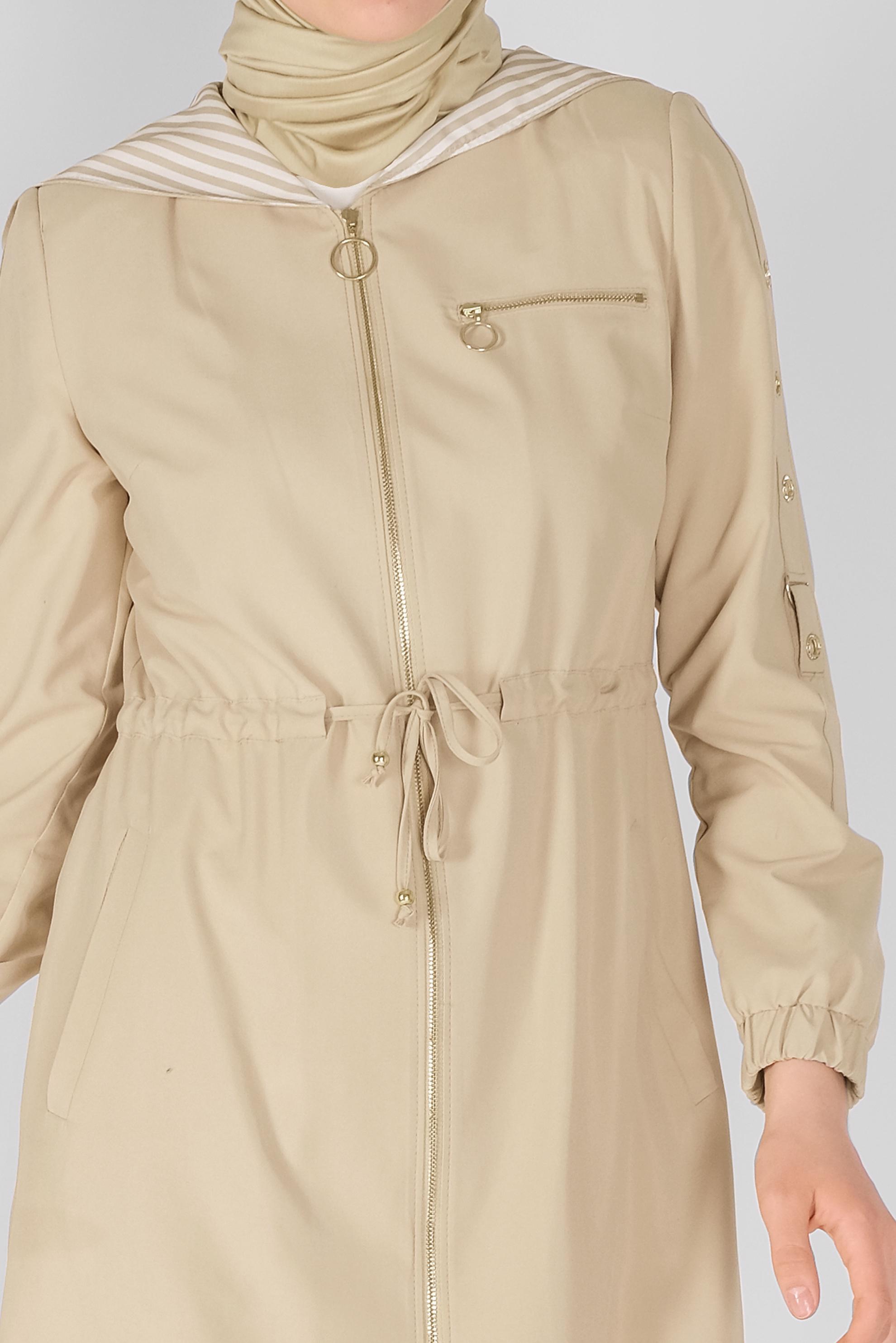 Tesettür giyim BEJ BELİ BAĞCIKLI KAPÜŞONU ÇİZGİ DETAYLI  TRENÇKOT  10258 