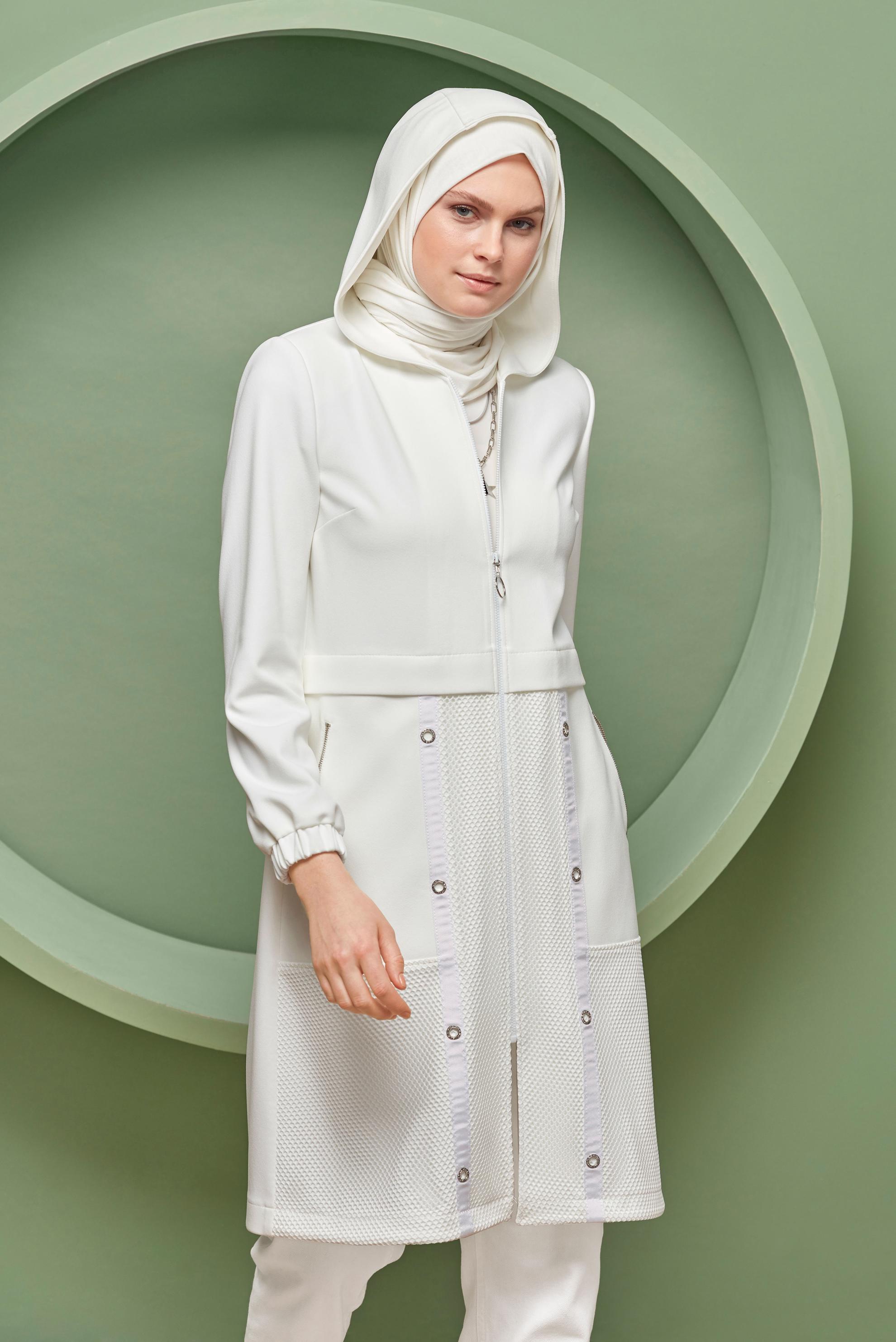 Tesettür giyim BEYAZ FİLELİ KUŞGÖZÜ DETAYLI TRENÇKOT 10329