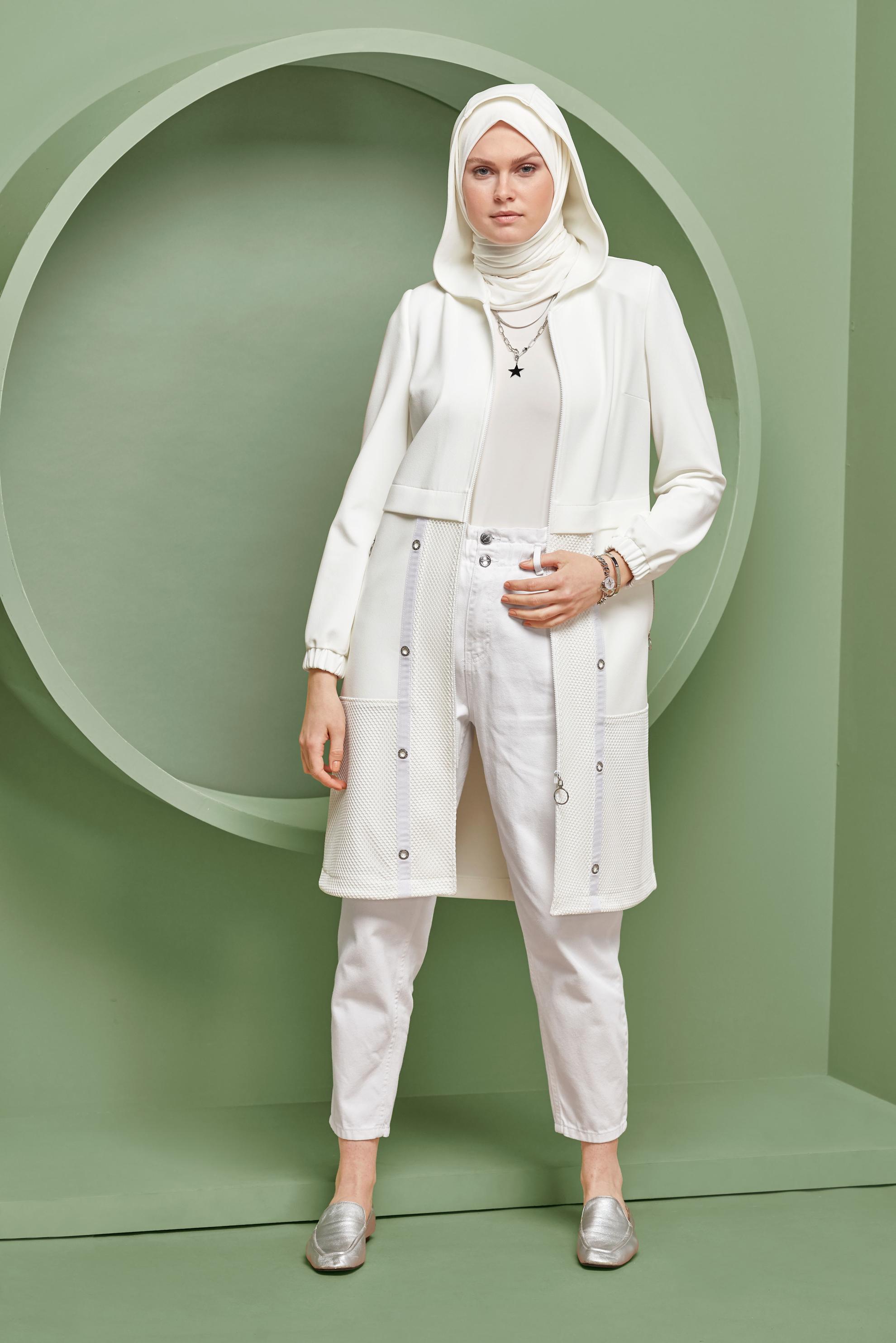 Tesettür giyim BEYAZ FİLELİ KUŞGÖZÜ DETAYLI TRENÇKOT 10329