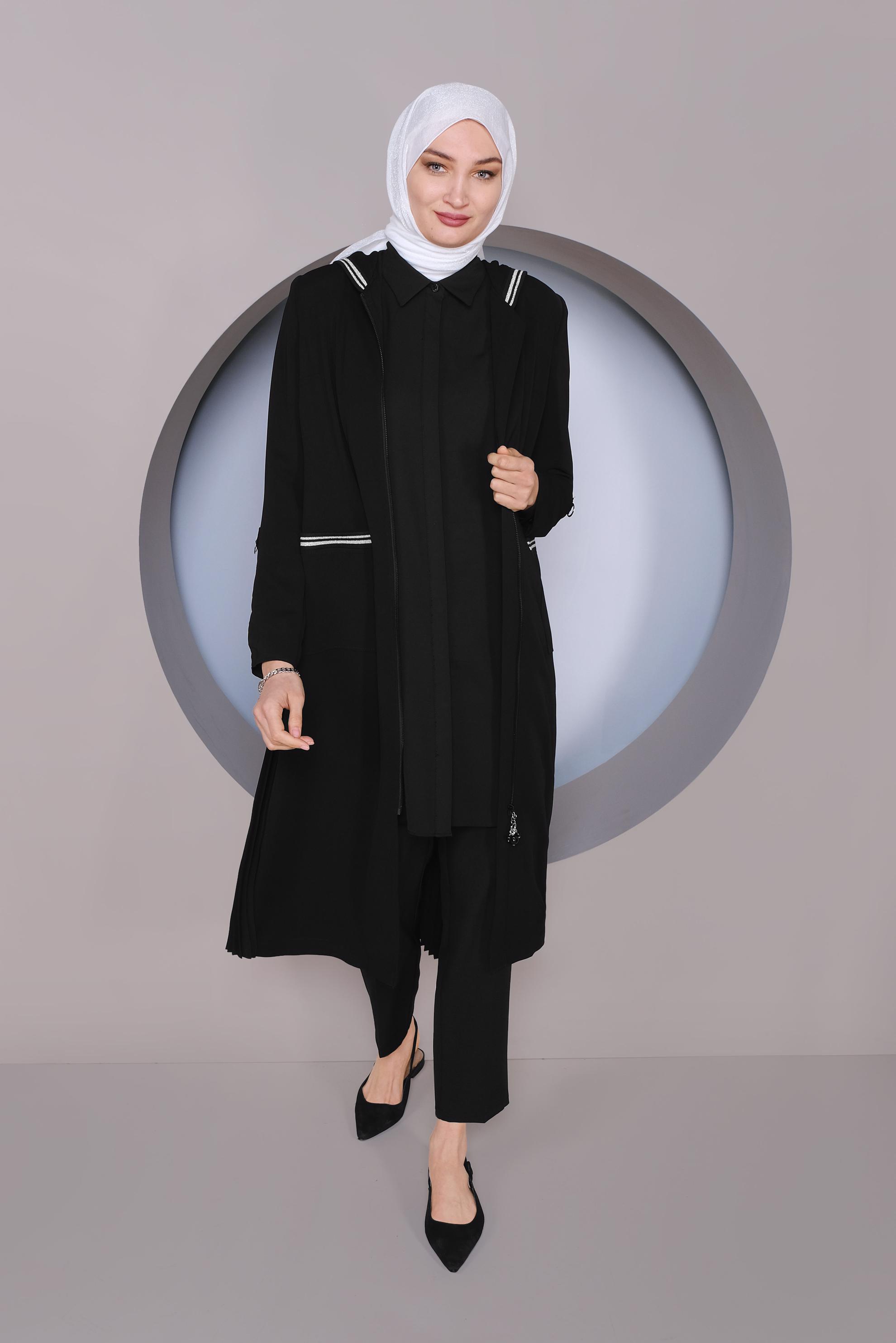 Tesettür giyim SİYAH SIRT KISMI PİLİSELİ KAPÜŞONLU TRENÇKOT 10333