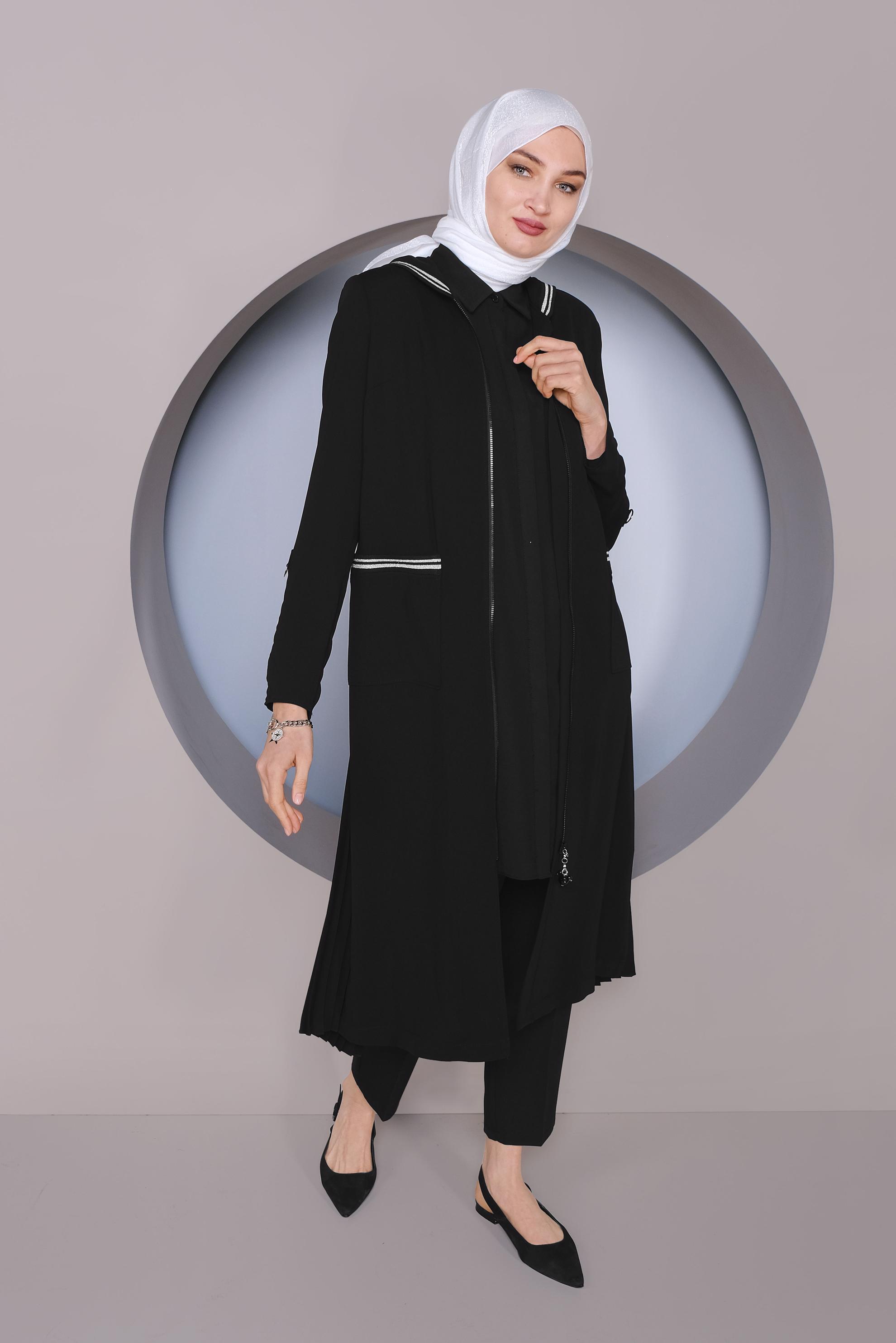 Tesettür giyim SİYAH SIRT KISMI PİLİSELİ KAPÜŞONLU TRENÇKOT 10333