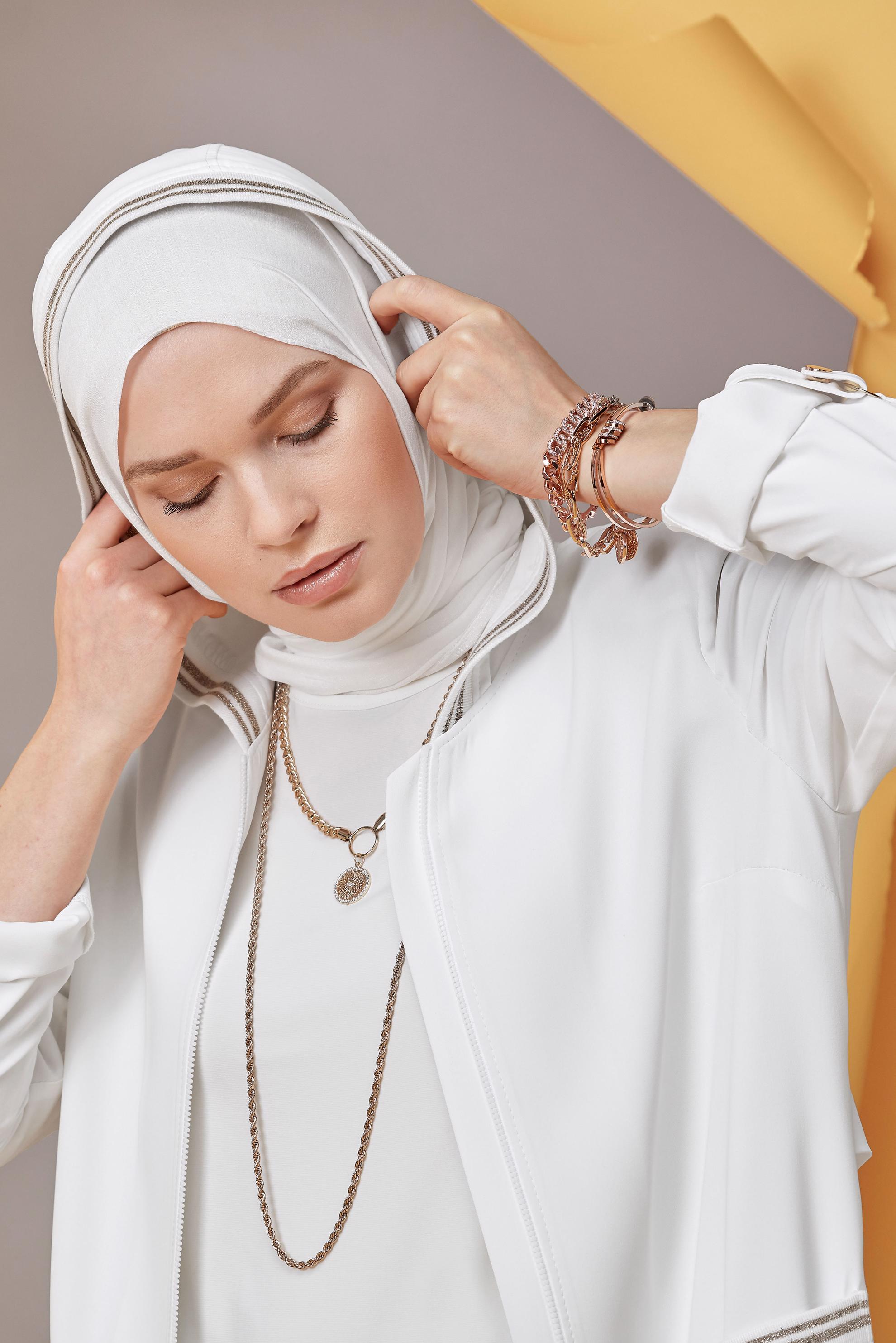 Tesettür giyim BEYAZ SIRT KISMI PİLİSELİ KAPÜŞONLU TRENÇKOT 10333