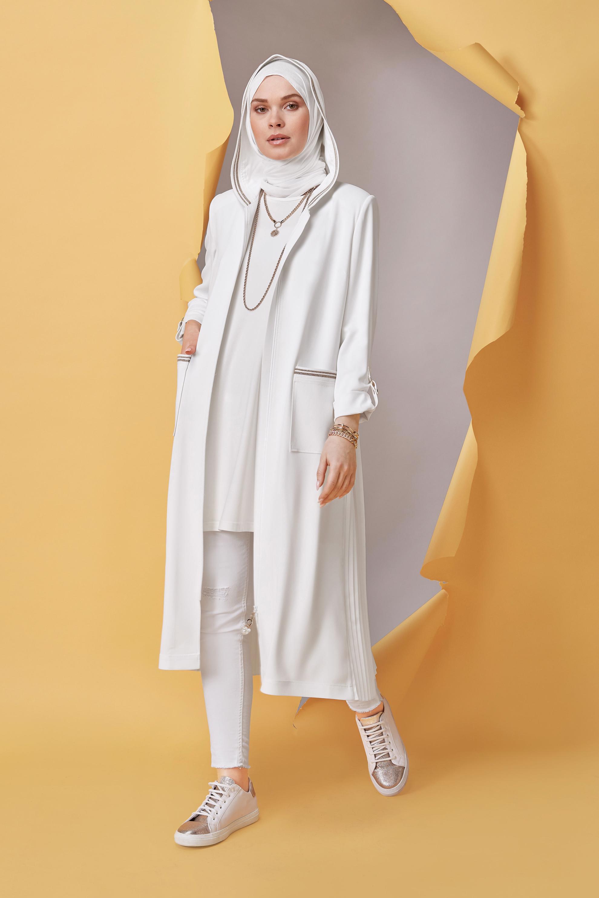 Tesettür giyim BEYAZ SIRT KISMI PİLİSELİ KAPÜŞONLU TRENÇKOT 10333