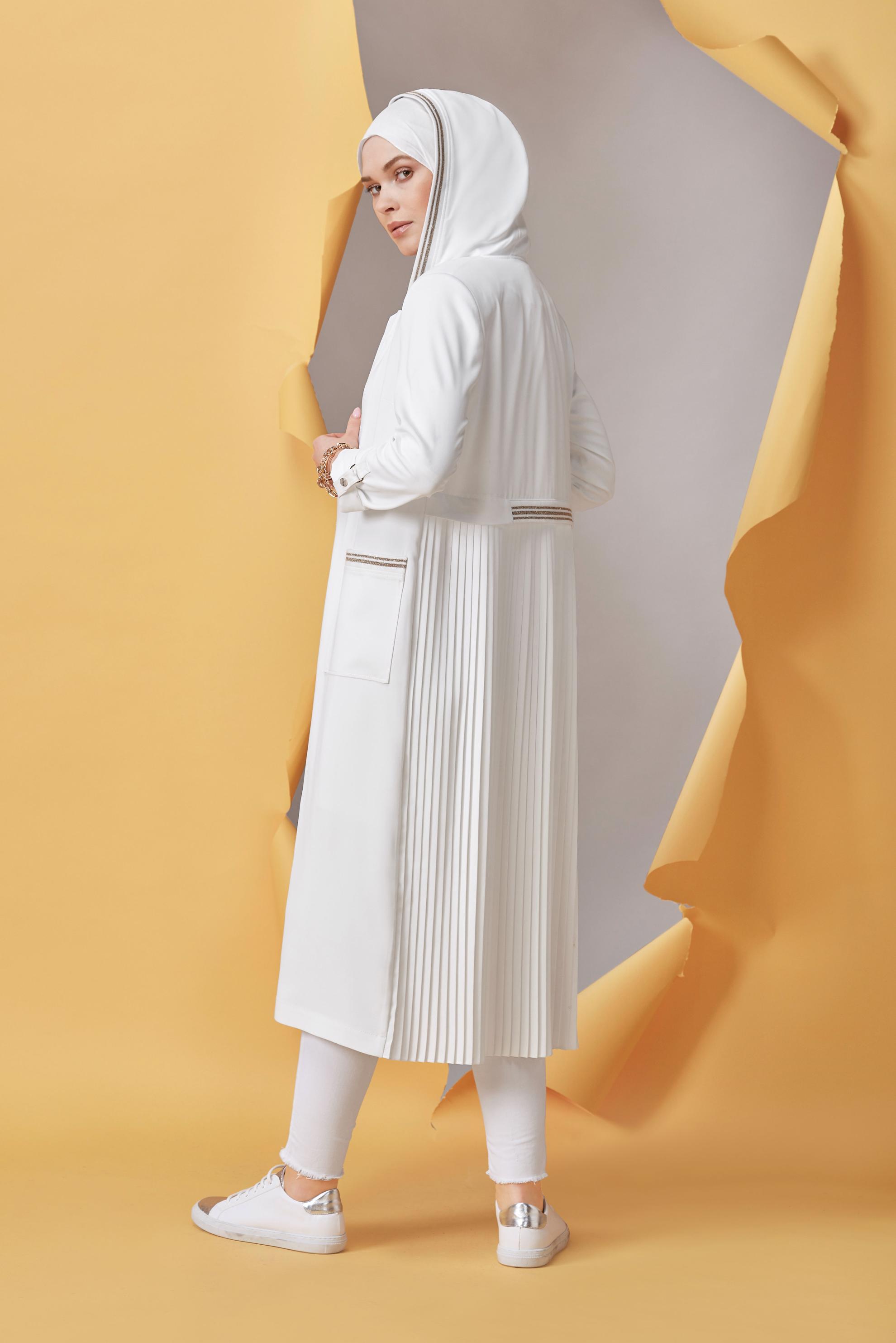 Tesettür giyim BEYAZ SIRT KISMI PİLİSELİ KAPÜŞONLU TRENÇKOT 10333