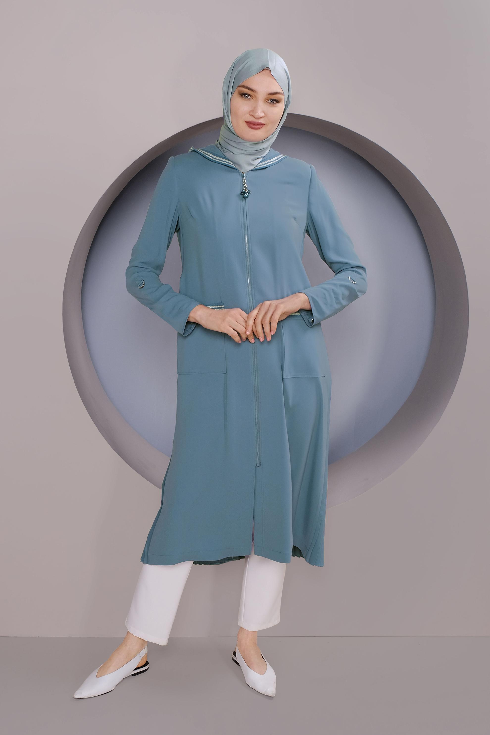 Tesettür giyim MAVİ SIRT KISMI PİLİSELİ KAPÜŞONLU TRENÇKOT 10333