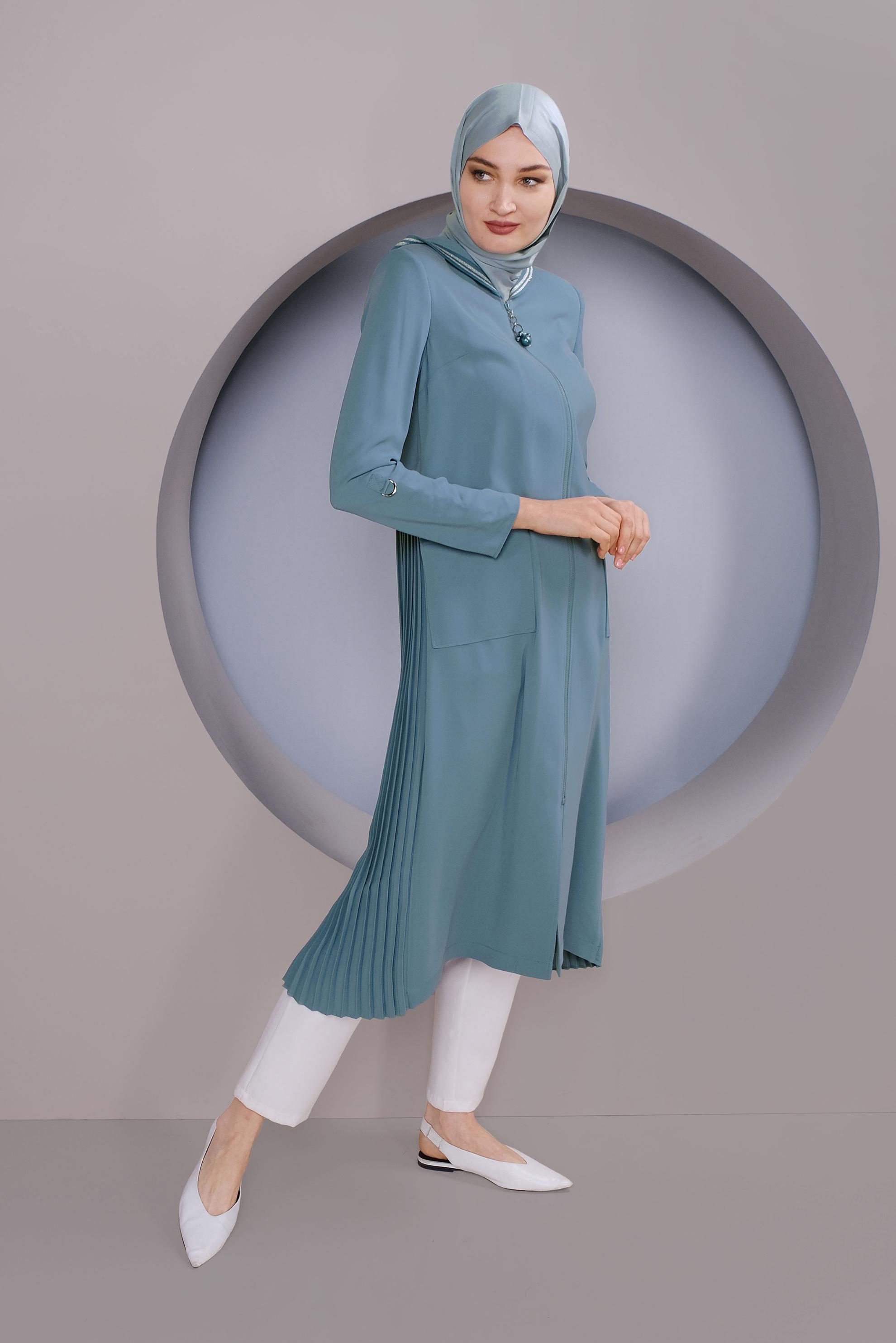 Tesettür giyim MAVİ SIRT KISMI PİLİSELİ KAPÜŞONLU TRENÇKOT 10333