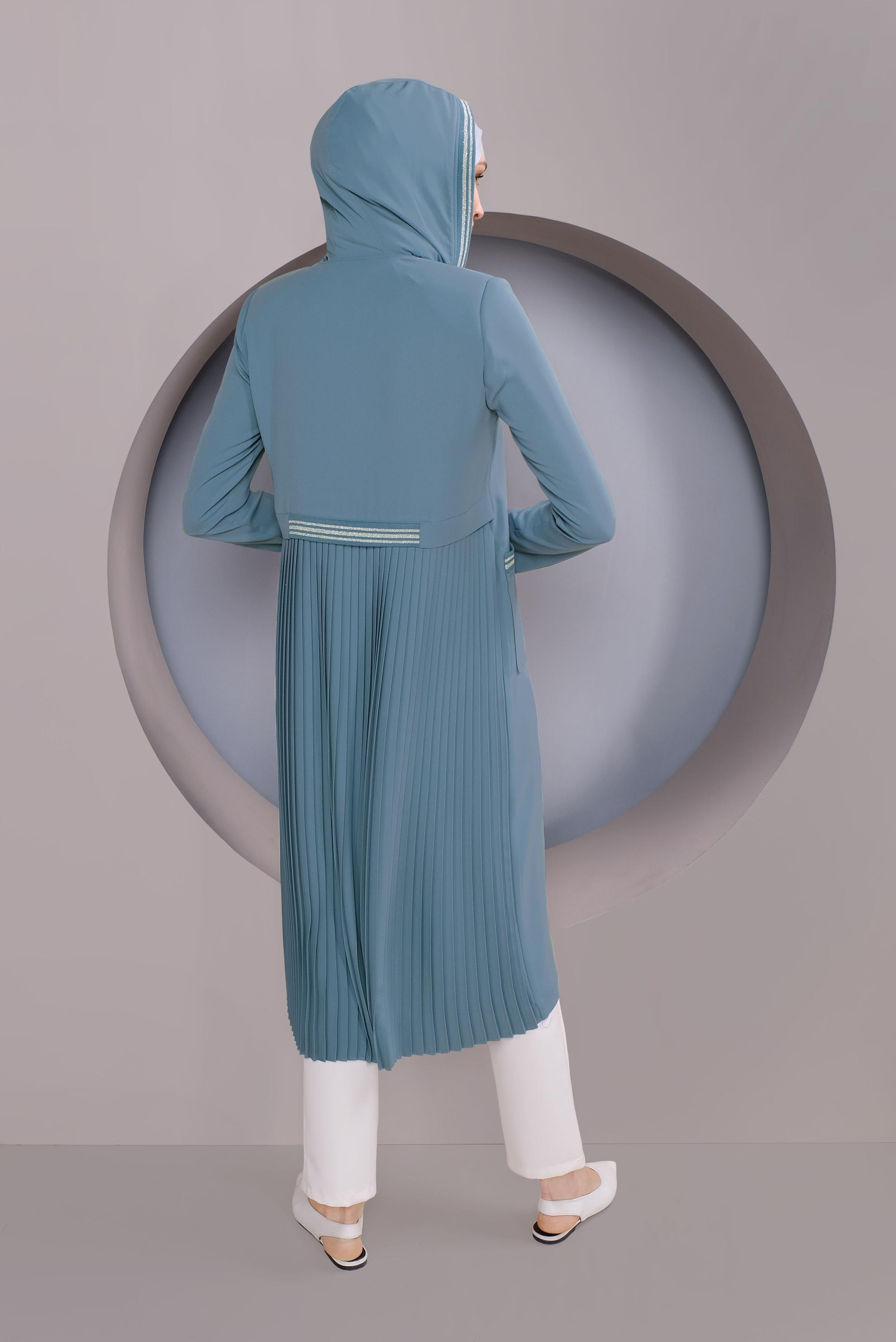 Tesettür giyim MAVİ SIRT KISMI PİLİSELİ KAPÜŞONLU TRENÇKOT 10333