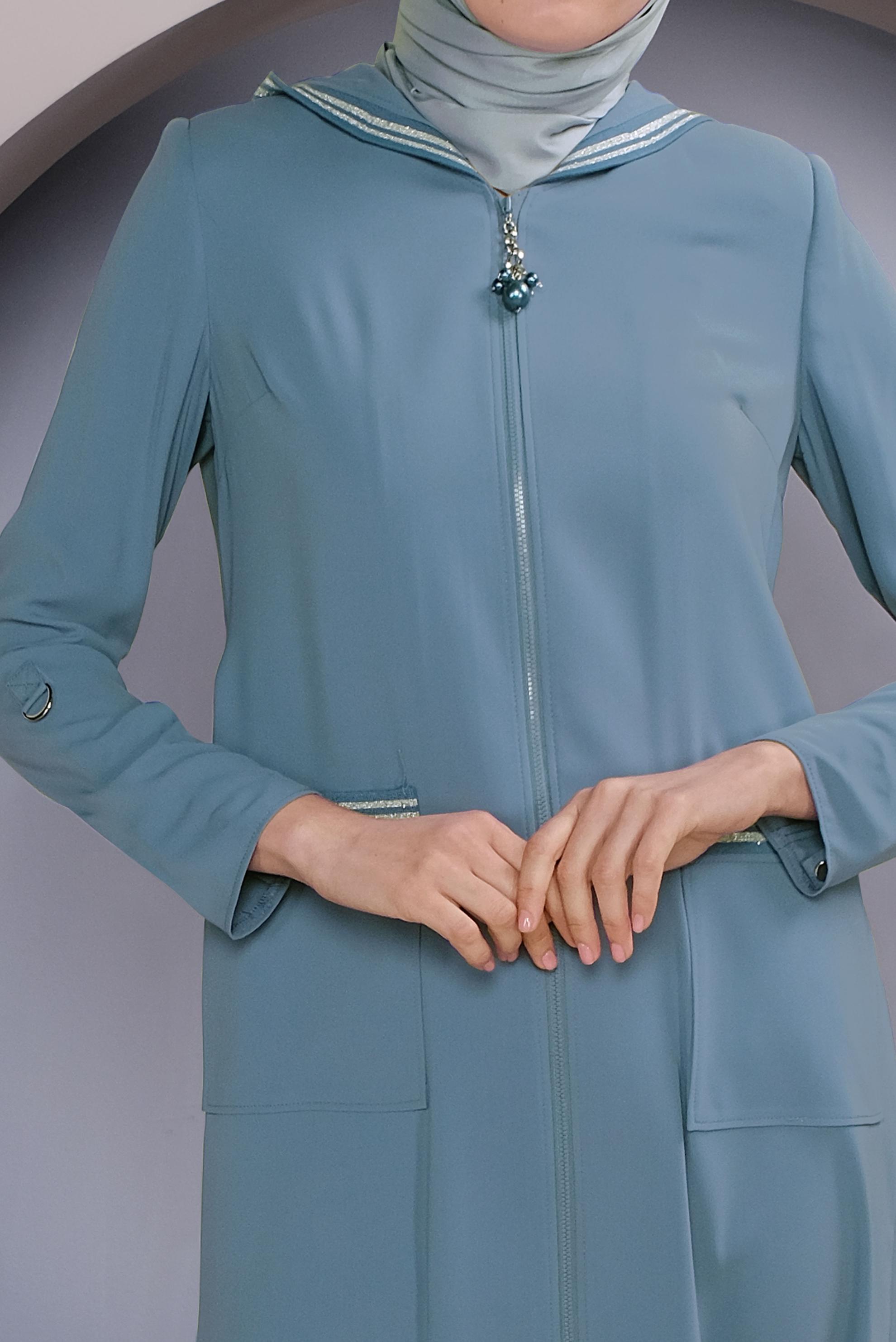 Tesettür giyim MAVİ SIRT KISMI PİLİSELİ KAPÜŞONLU TRENÇKOT 10333