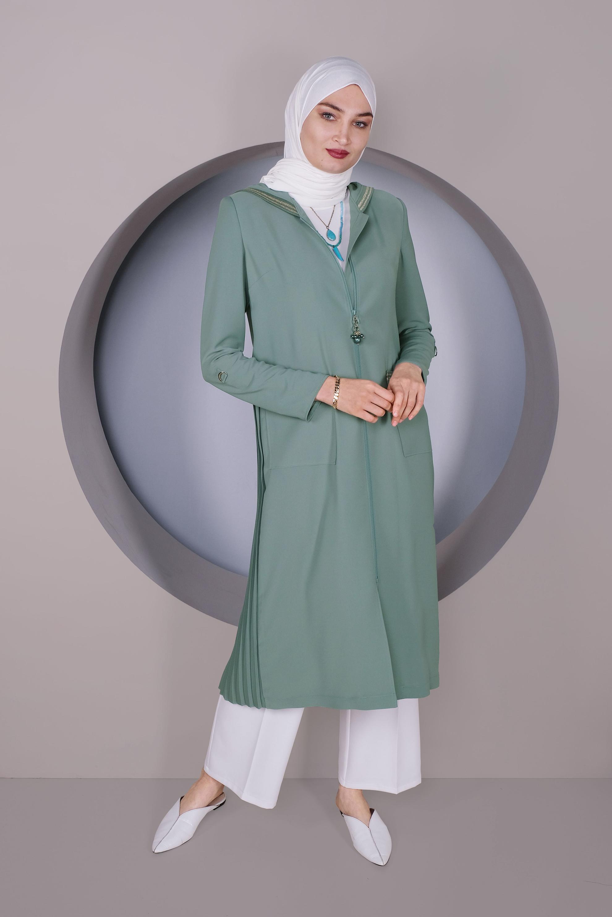 Tesettür giyim YEŞİL SIRT KISMI PİLİSELİ KAPÜŞONLU TRENÇKOT 10333