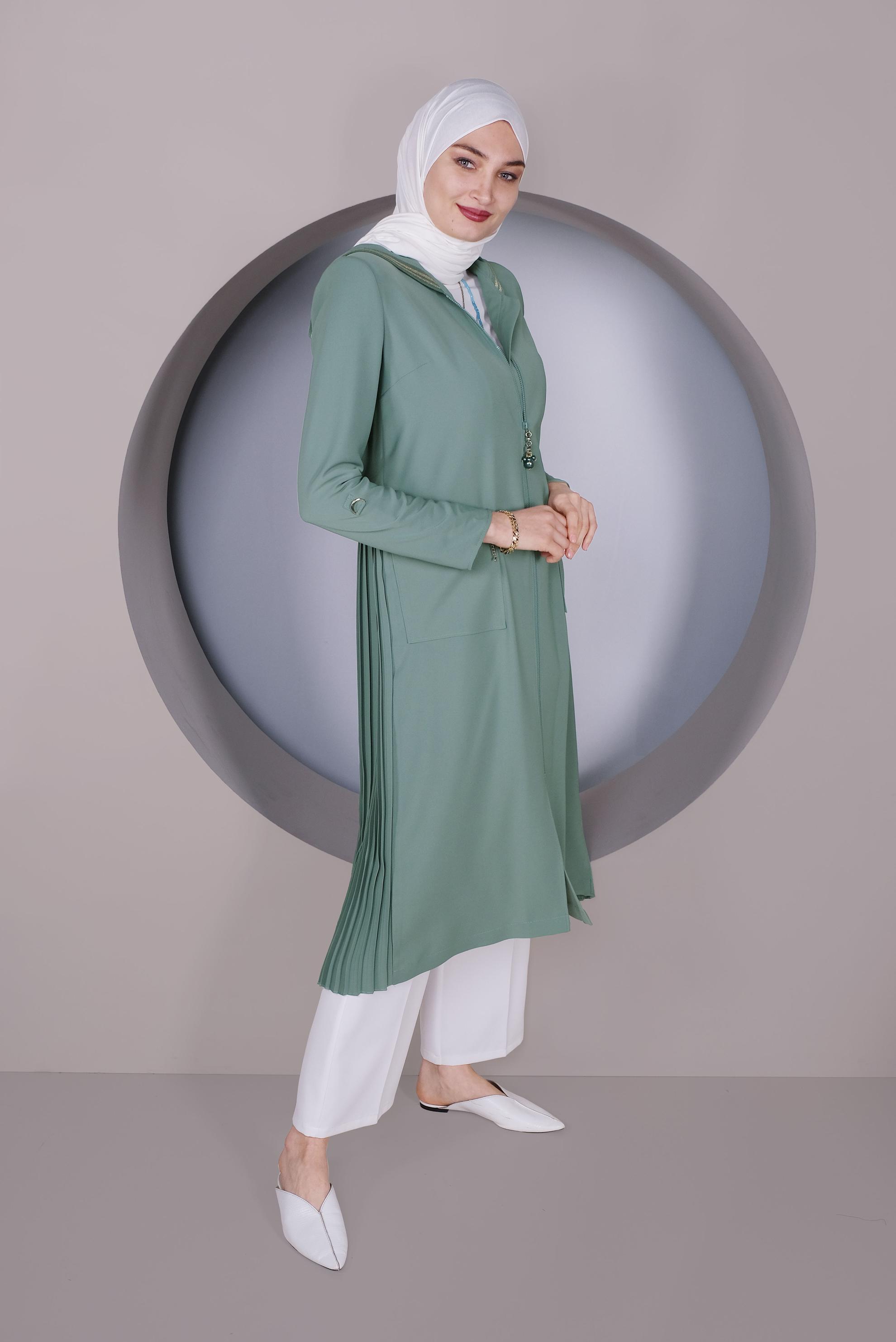 Tesettür giyim YEŞİL SIRT KISMI PİLİSELİ KAPÜŞONLU TRENÇKOT 10333