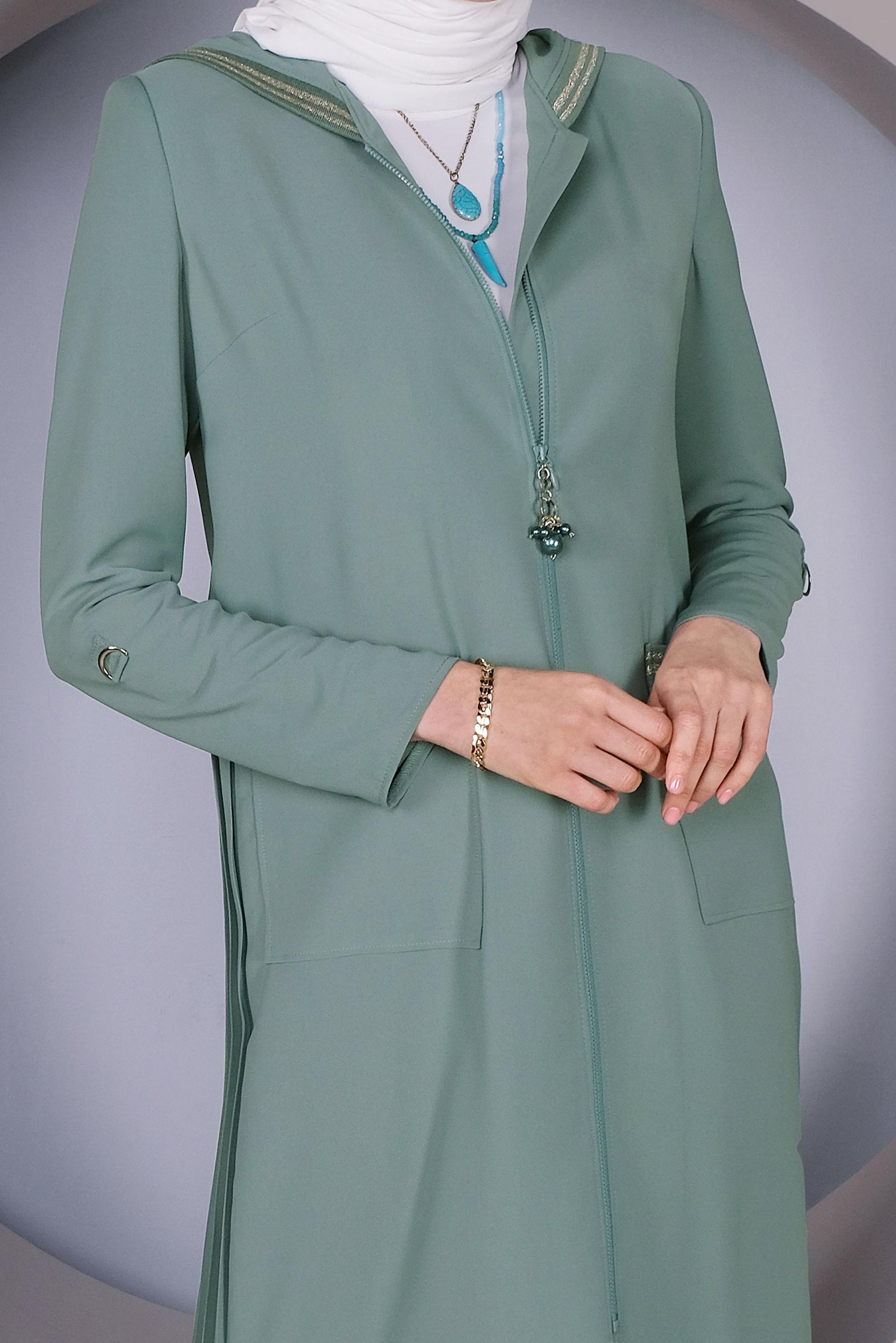 Tesettür giyim YEŞİL SIRT KISMI PİLİSELİ KAPÜŞONLU TRENÇKOT 10333