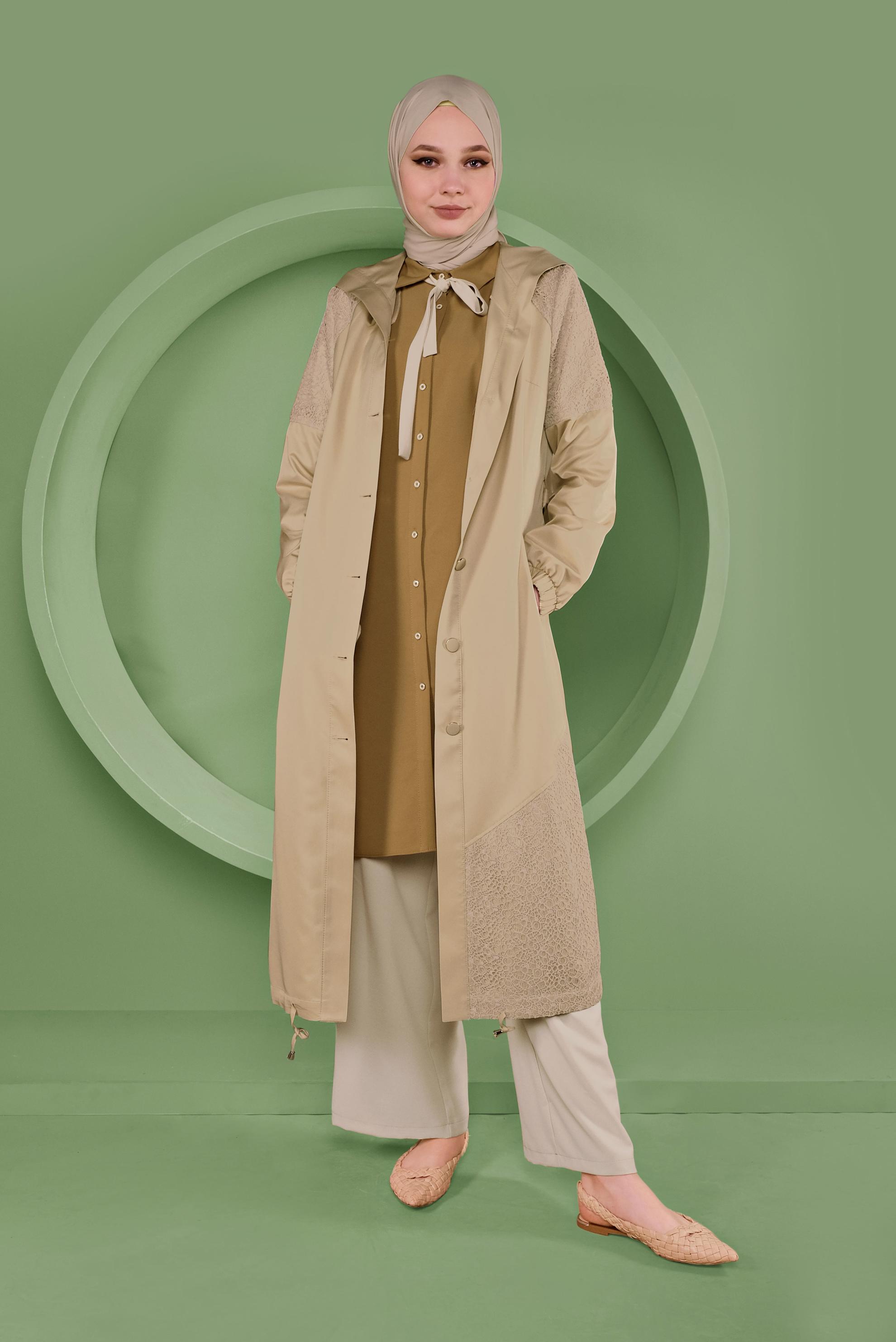 Tesettür giyim BEJ ETEK UCU BÜZGÜLÜ DANTEL DESENLİ TRENÇKOT 10335