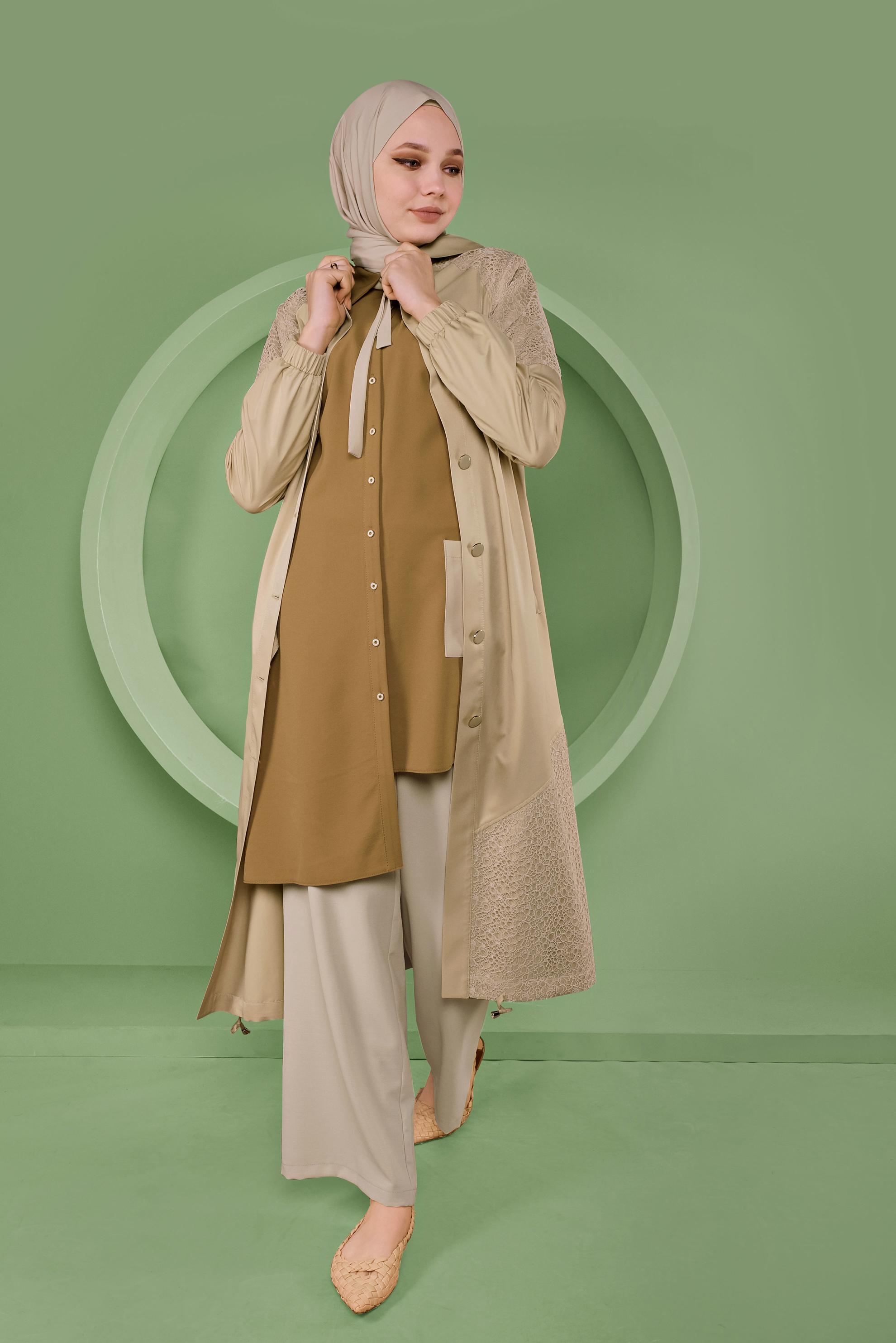 Tesettür giyim BEJ ETEK UCU BÜZGÜLÜ DANTEL DESENLİ TRENÇKOT 10335