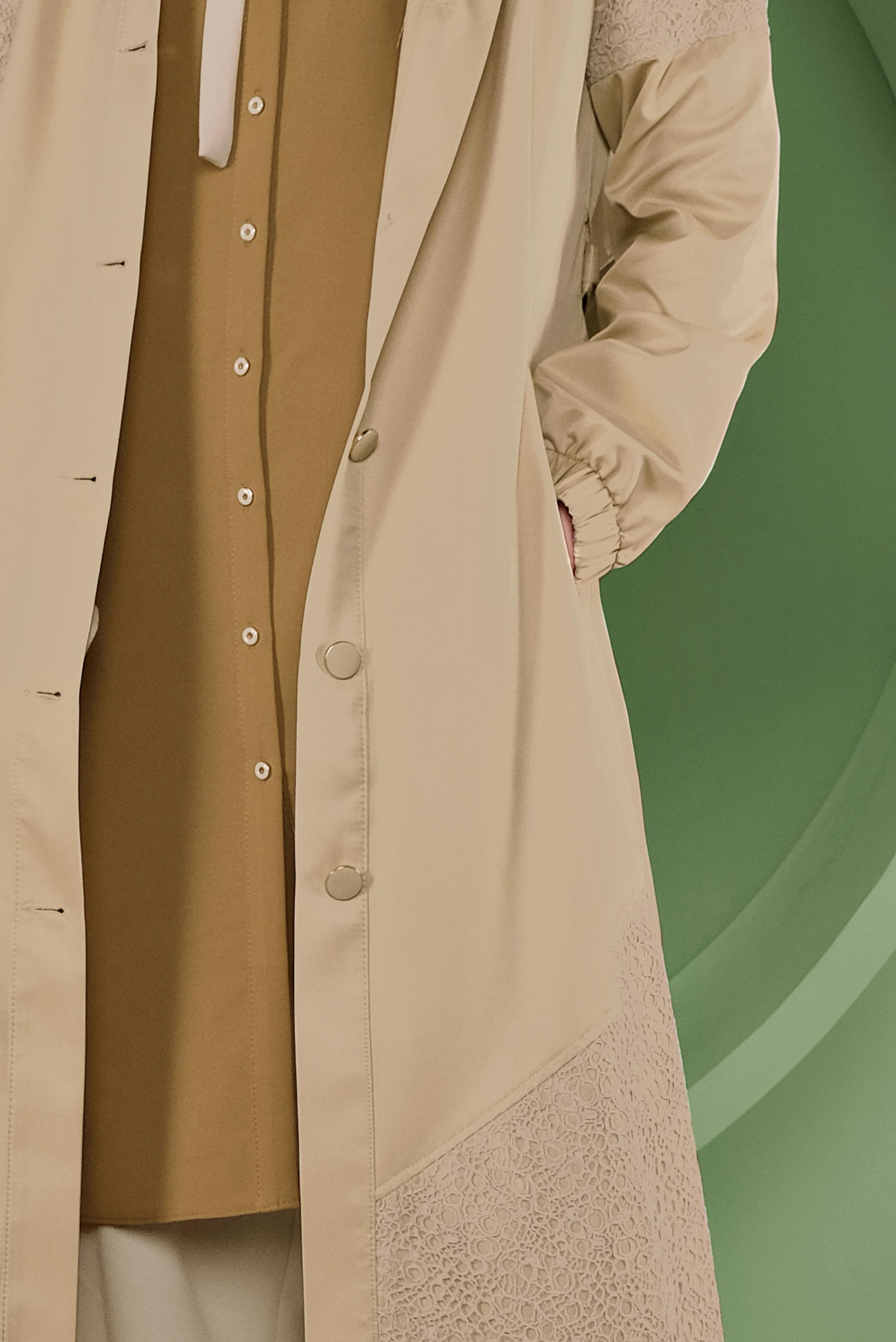 Tesettür giyim BEJ ETEK UCU BÜZGÜLÜ DANTEL DESENLİ TRENÇKOT 10335