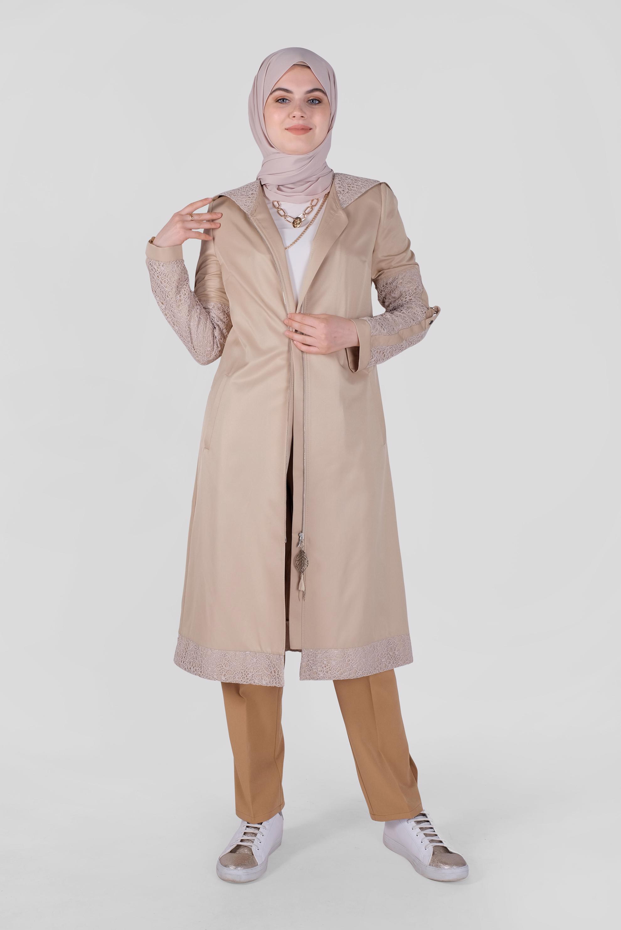 Tesettür giyim BEJ DANTEL İŞLEMELİ KAPÜŞONLU TRENÇKOT 10336