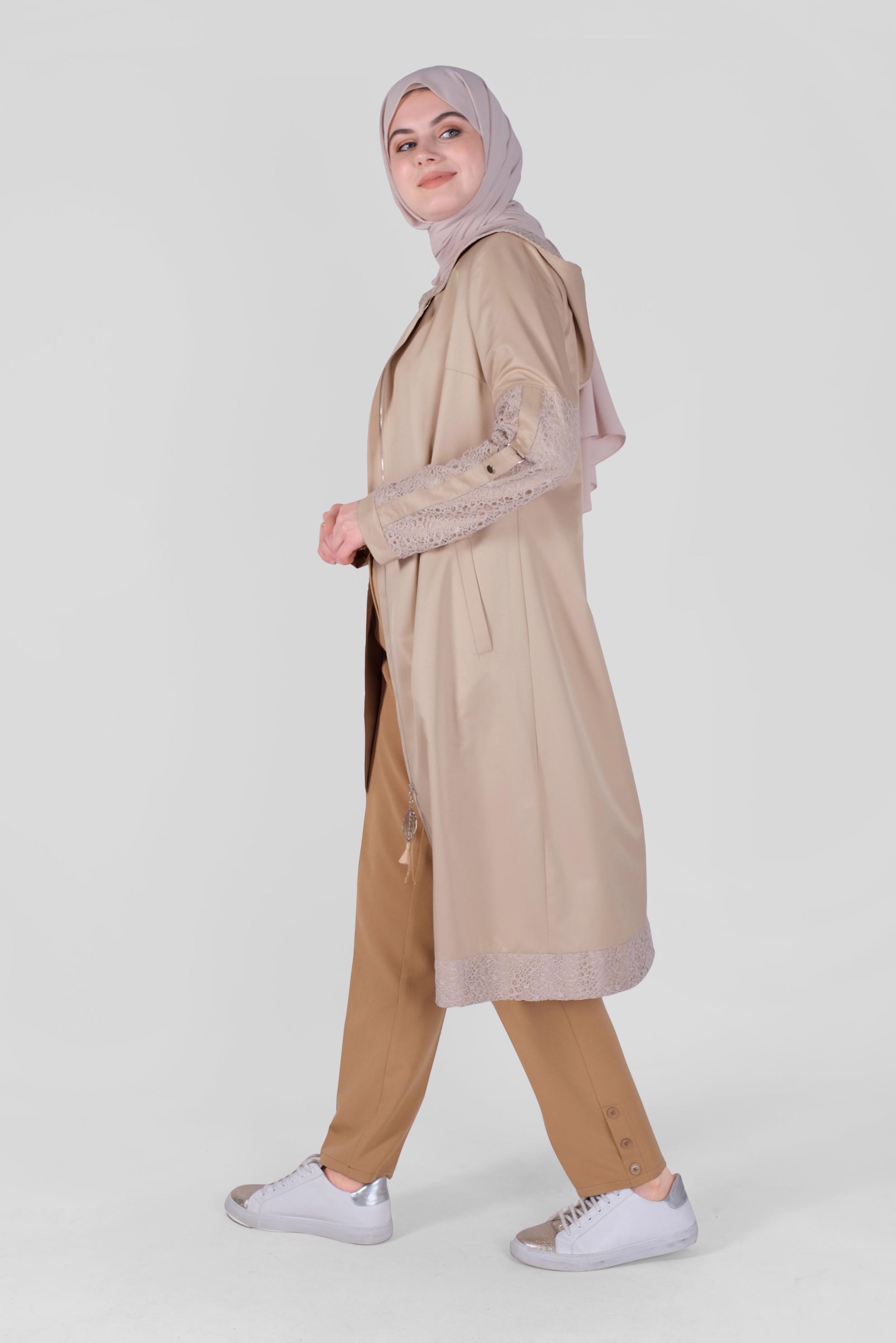 Tesettür giyim BEJ DANTEL İŞLEMELİ KAPÜŞONLU TRENÇKOT 10336