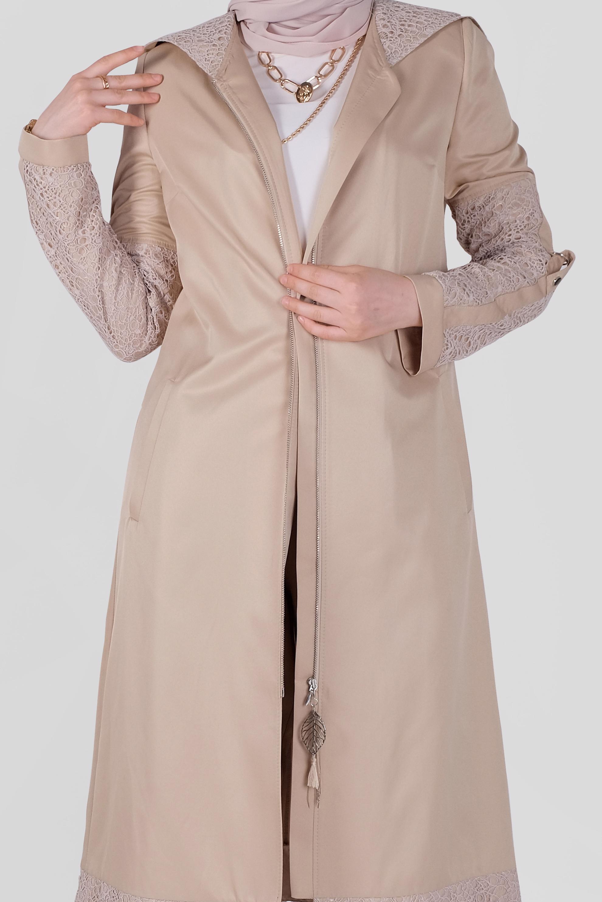 Tesettür giyim BEJ DANTEL İŞLEMELİ KAPÜŞONLU TRENÇKOT 10336