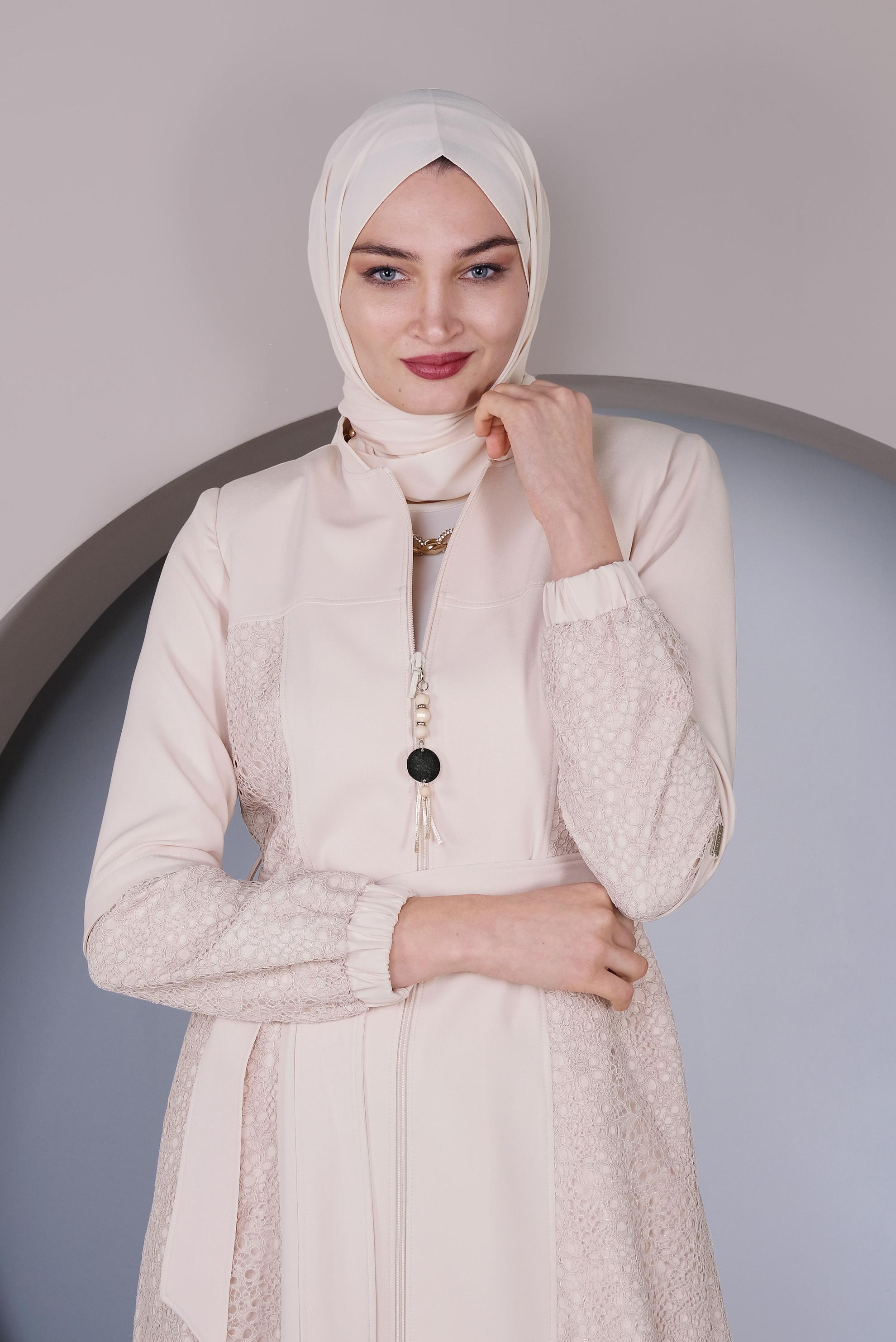 Tesettür giyim EKRU GÜPÜR DETAYLI FERMUARLI TRENÇKOT 10378