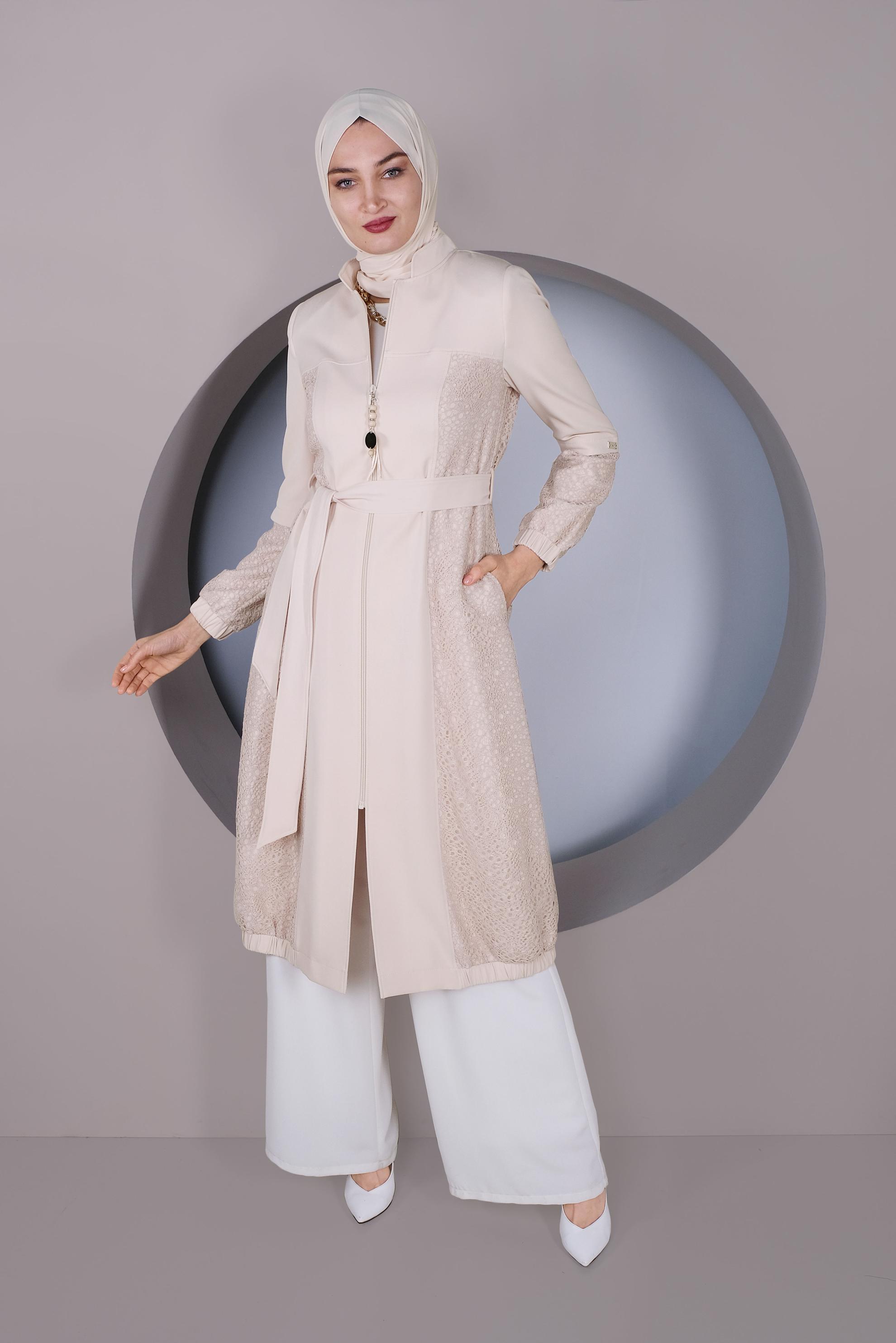 Tesettür giyim EKRU GÜPÜR DETAYLI FERMUARLI TRENÇKOT 10378