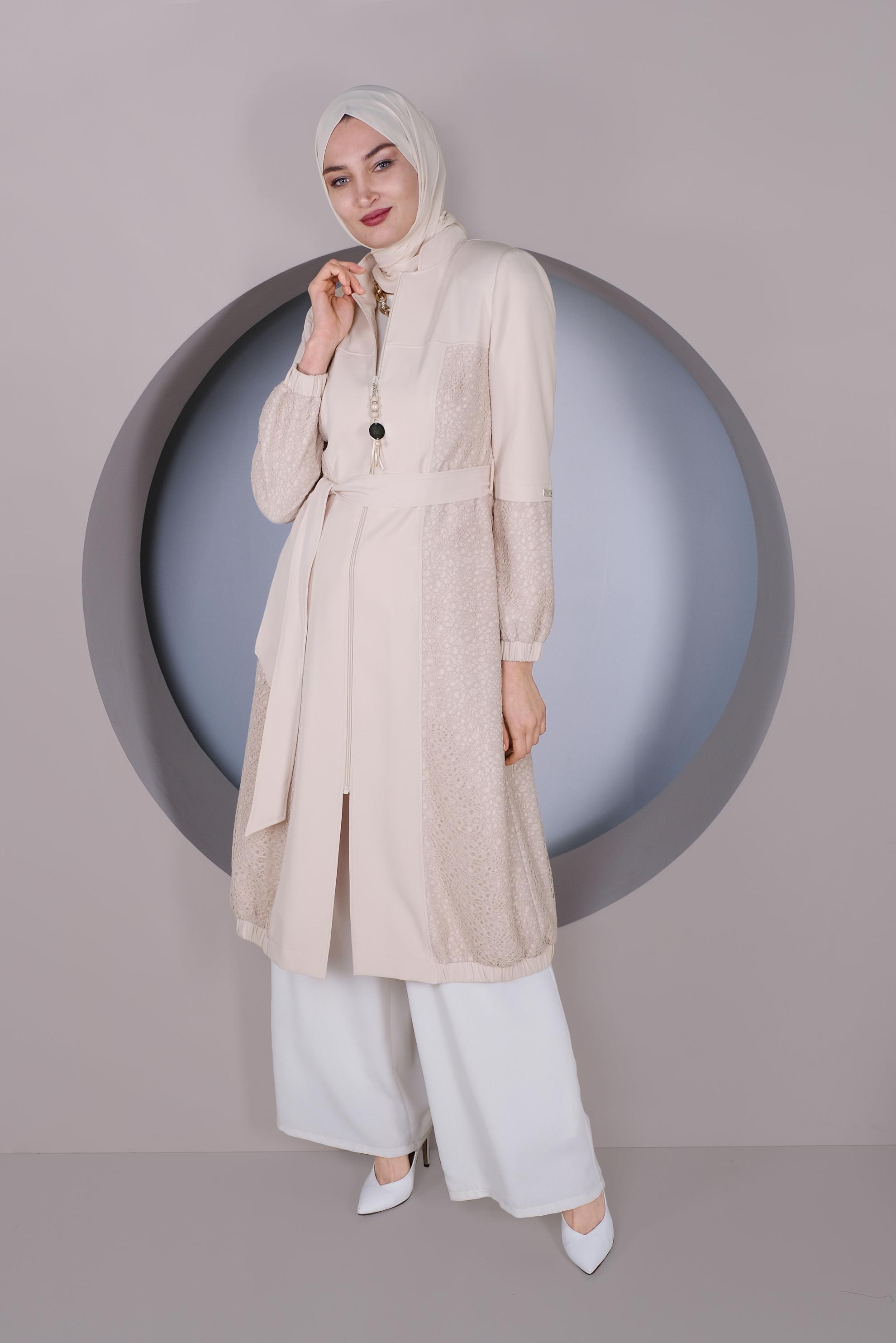 Tesettür giyim EKRU GÜPÜR DETAYLI FERMUARLI TRENÇKOT 10378