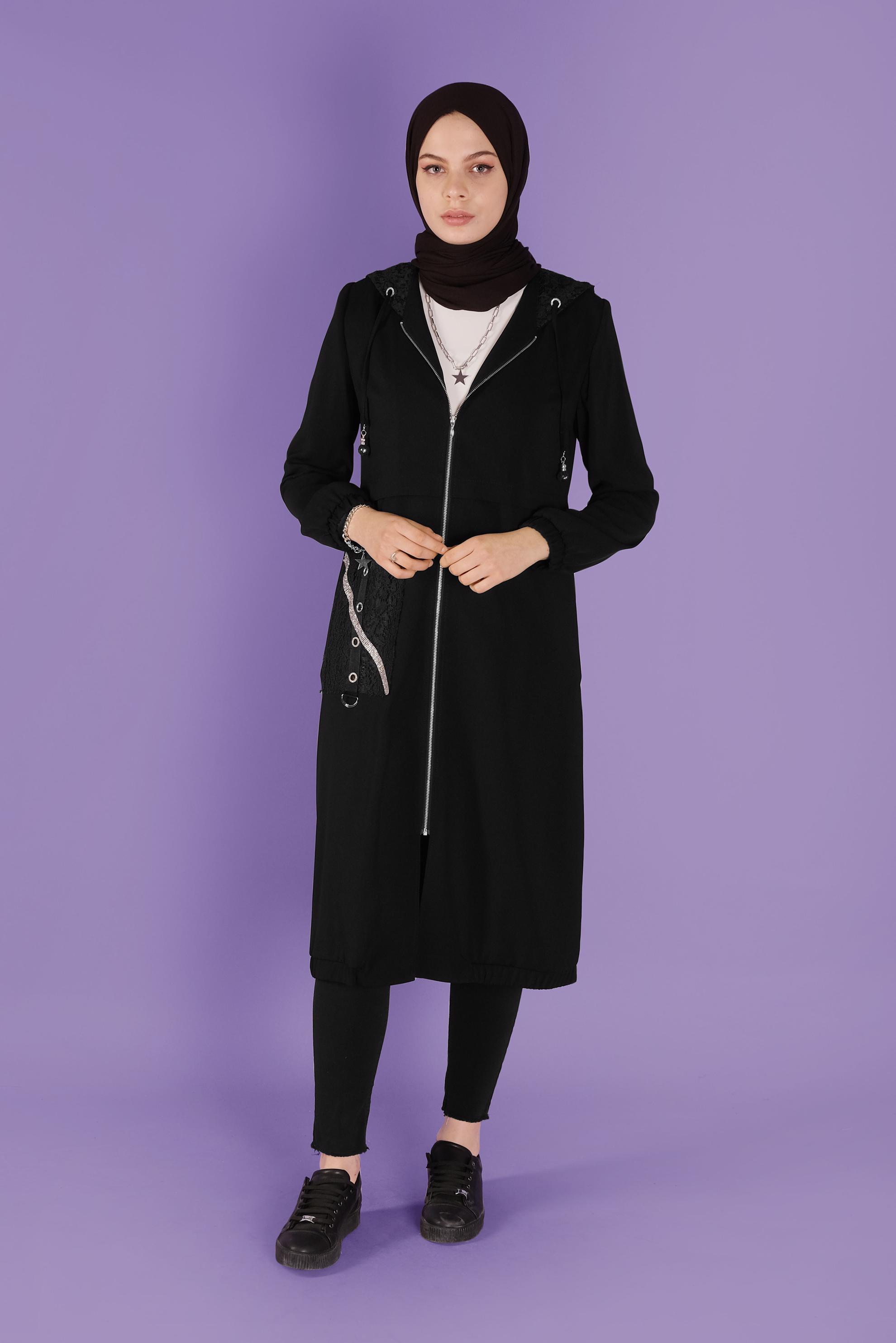 Tesettür giyim SİYAH CEBİ DANTEL DETAYLI METAL AKSESUARLI TRENÇKOT 10395 