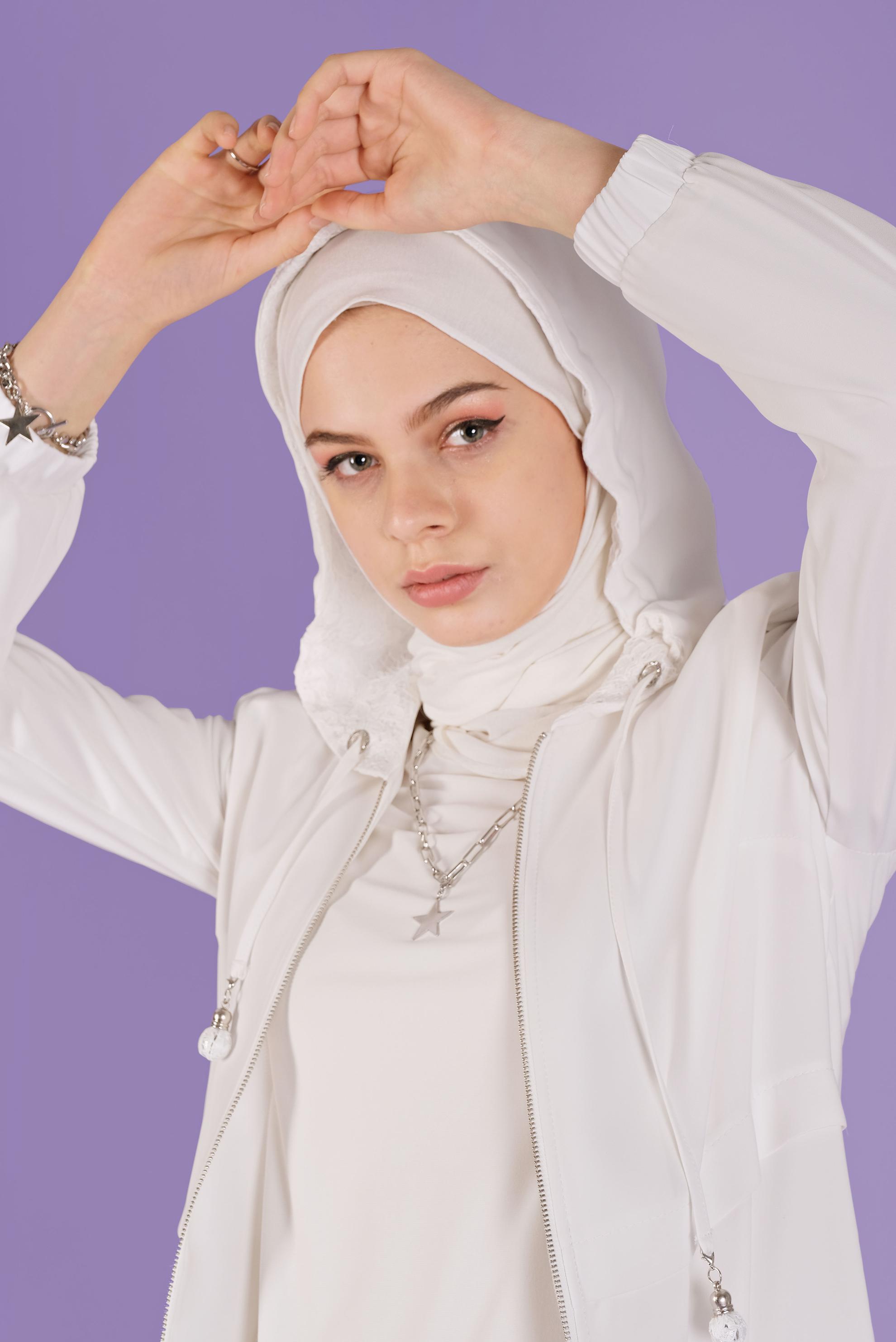 Tesettür giyim BEYAZ CEBİ DANTEL DETAYLI METAL AKSESUARLI TRENÇKOT 10395 