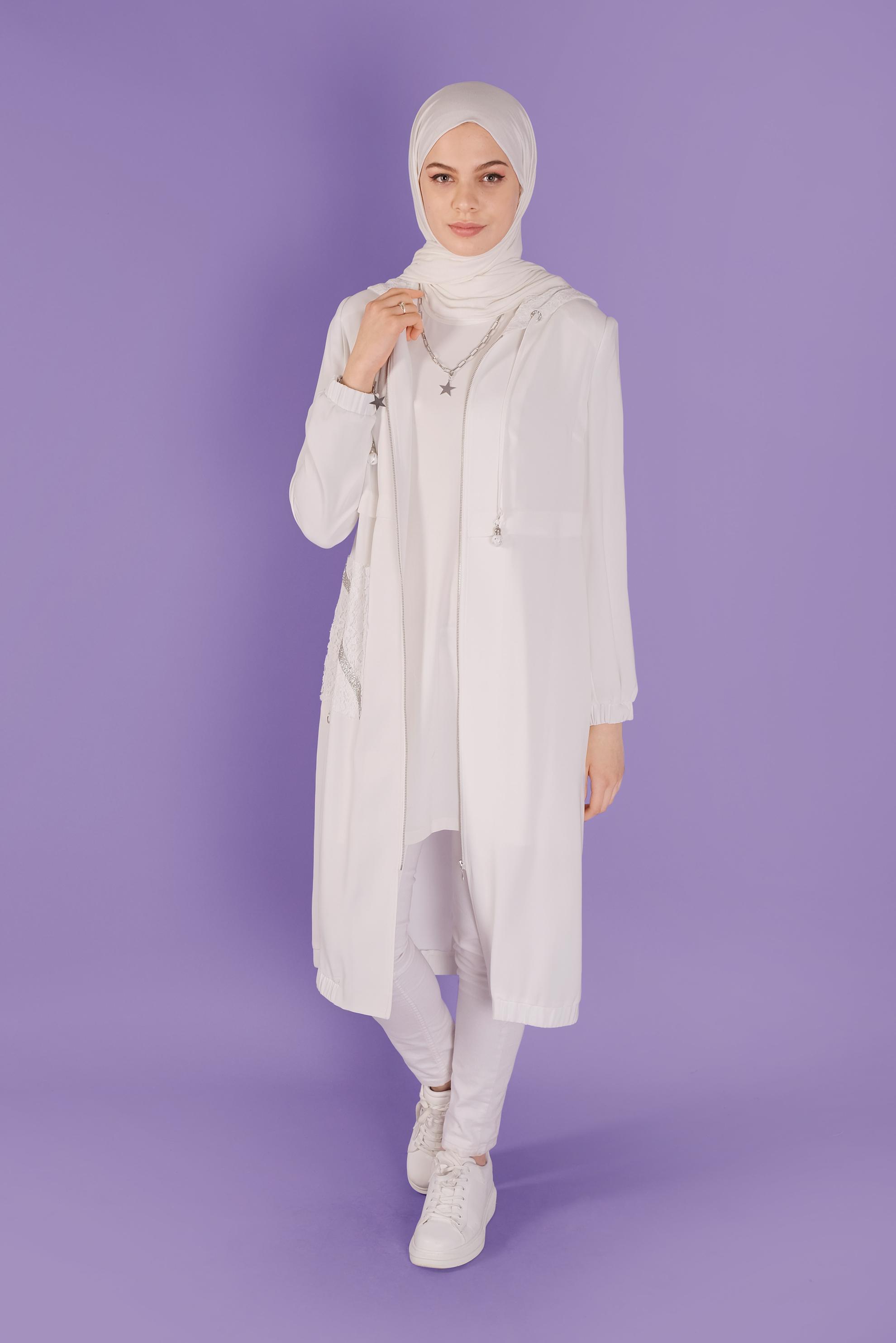 Tesettür giyim BEYAZ CEBİ DANTEL DETAYLI METAL AKSESUARLI TRENÇKOT 10395 