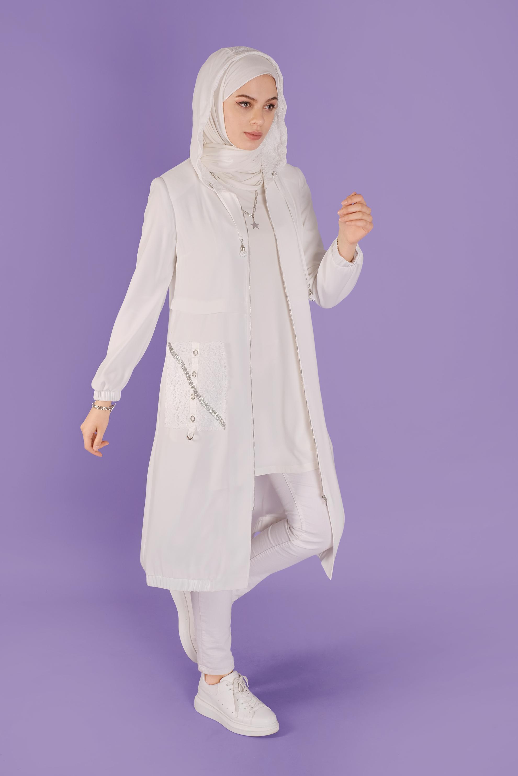 Tesettür giyim BEYAZ CEBİ DANTEL DETAYLI METAL AKSESUARLI TRENÇKOT 10395 