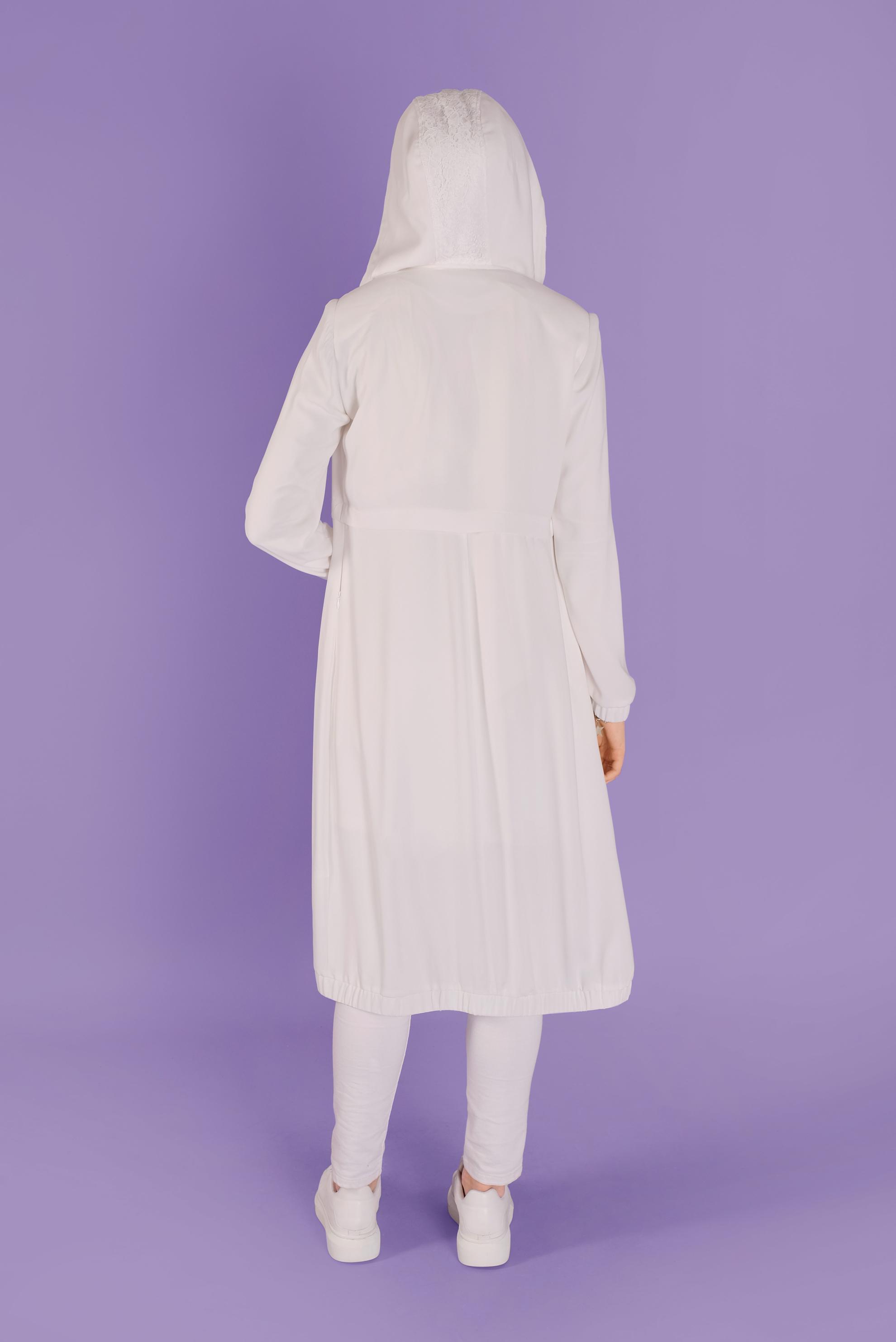 Tesettür giyim BEYAZ CEBİ DANTEL DETAYLI METAL AKSESUARLI TRENÇKOT 10395 