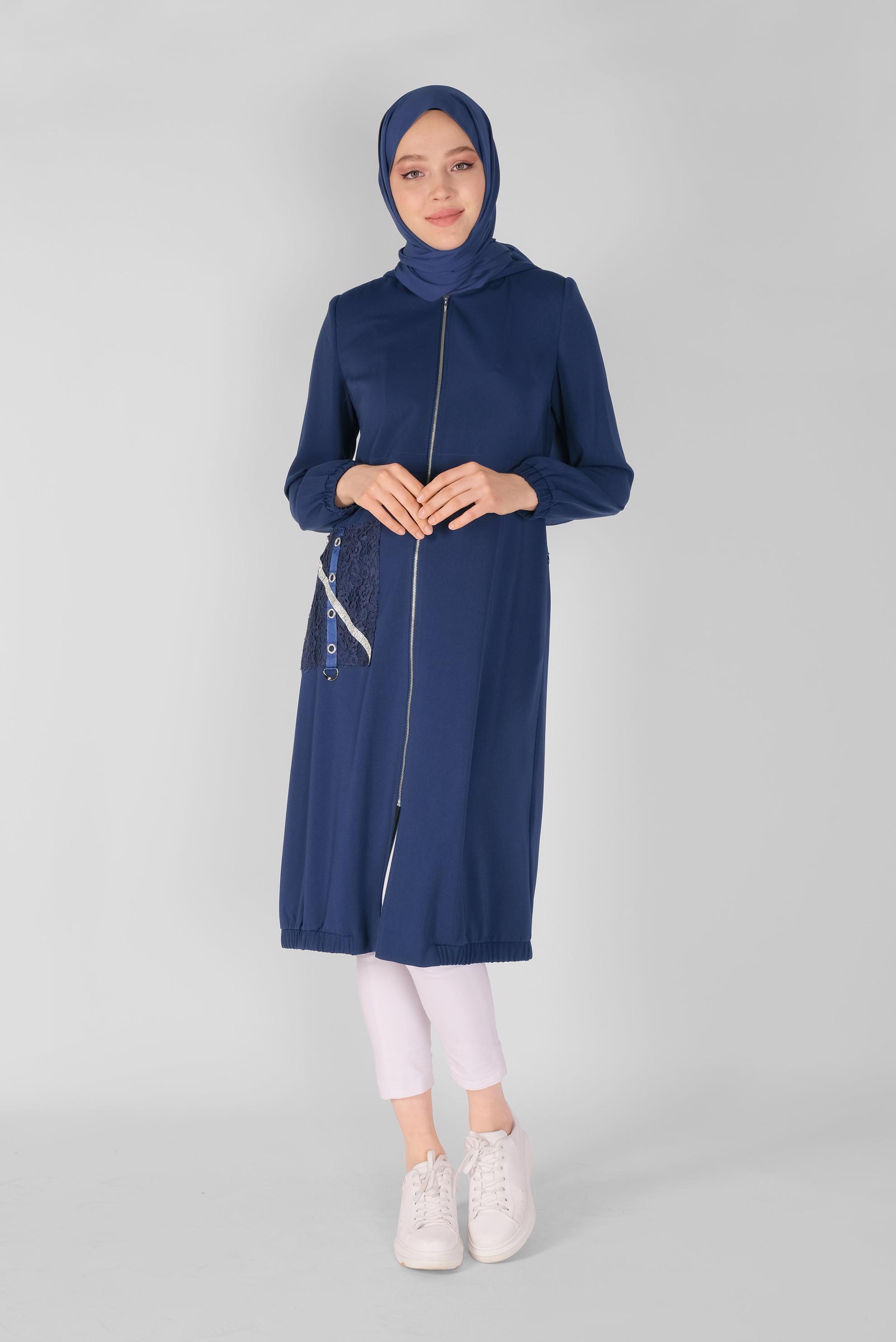 Tesettür giyim LACİVERT CEBİ DANTEL DETAYLI METAL AKSESUARLI TRENÇKOT 10395 