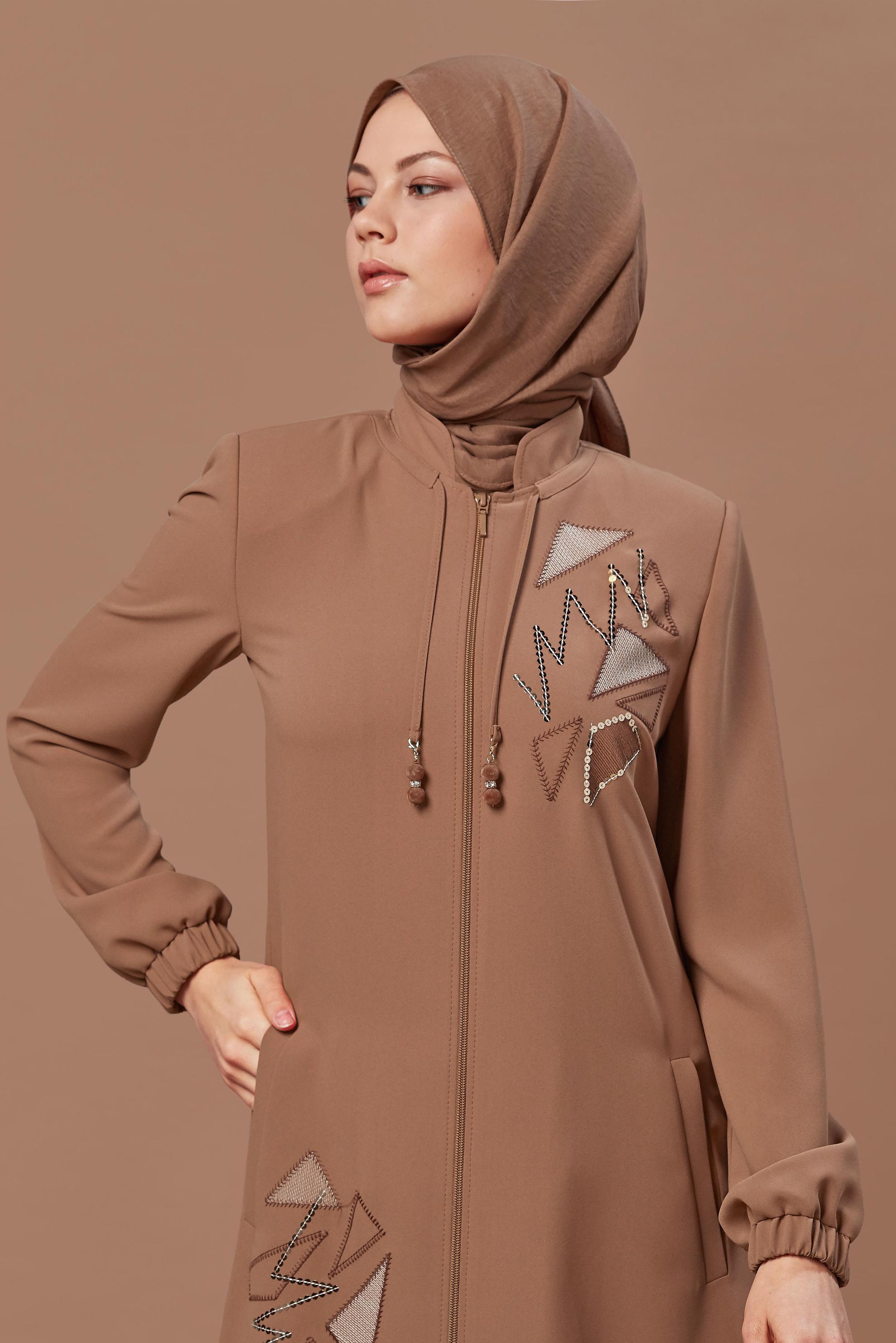 Tesettür giyim KAHVE ASİMETRİK KESİM İŞLEMELİ TRENÇKOT 10402