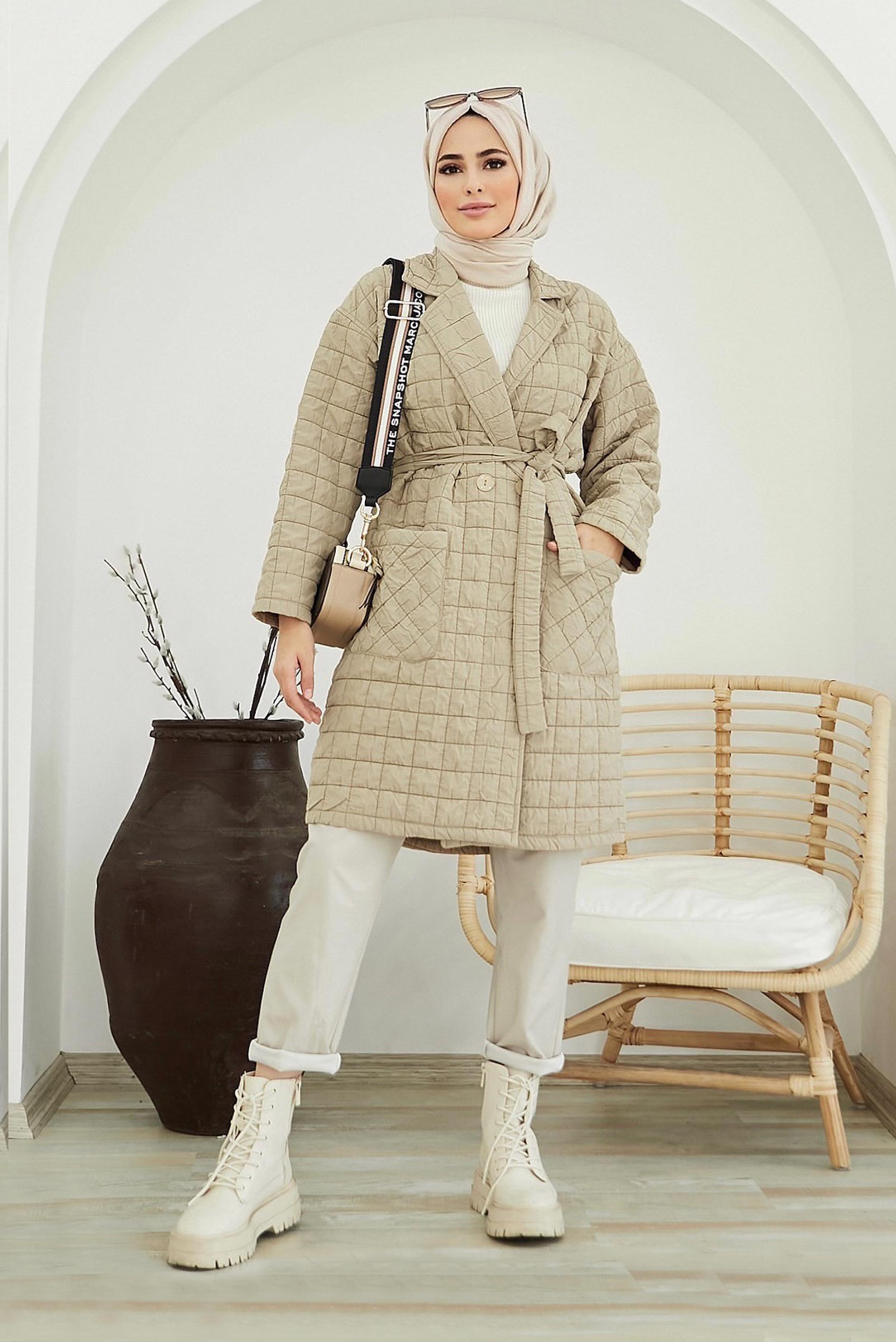 Tesettür giyim BEJ CEP DETAYLI BELİ KUŞAKLI KAPİTONE CEKET 42474 