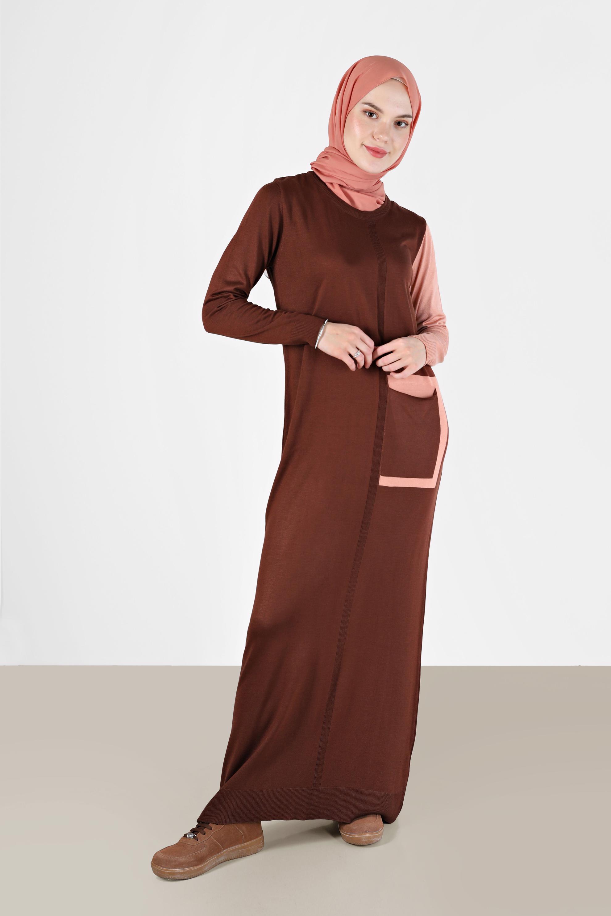 Tesettür giyim KAHVE CEP DETAYLI İKİ RENK TRİKO ELBİSE 42115 