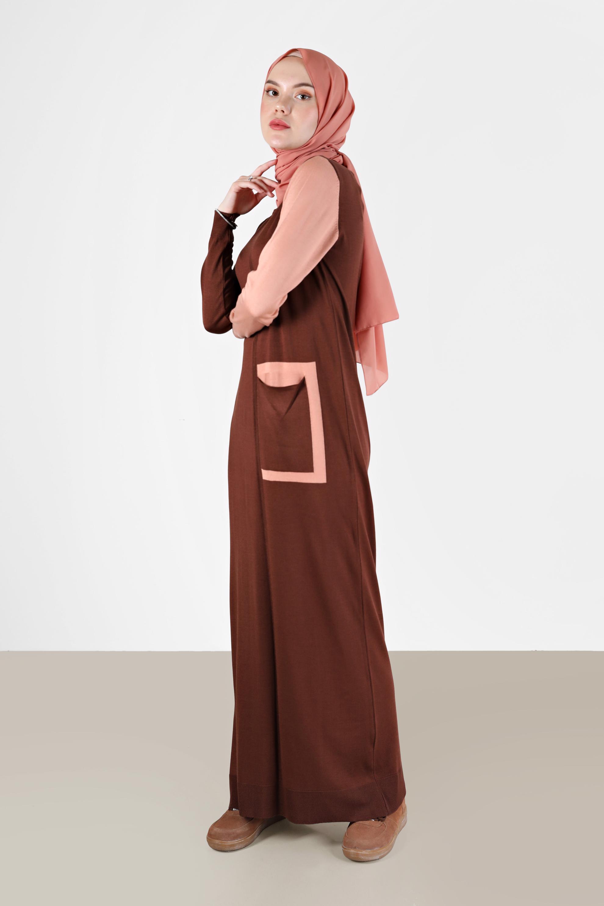 Tesettür giyim KAHVE CEP DETAYLI İKİ RENK TRİKO ELBİSE 42115 